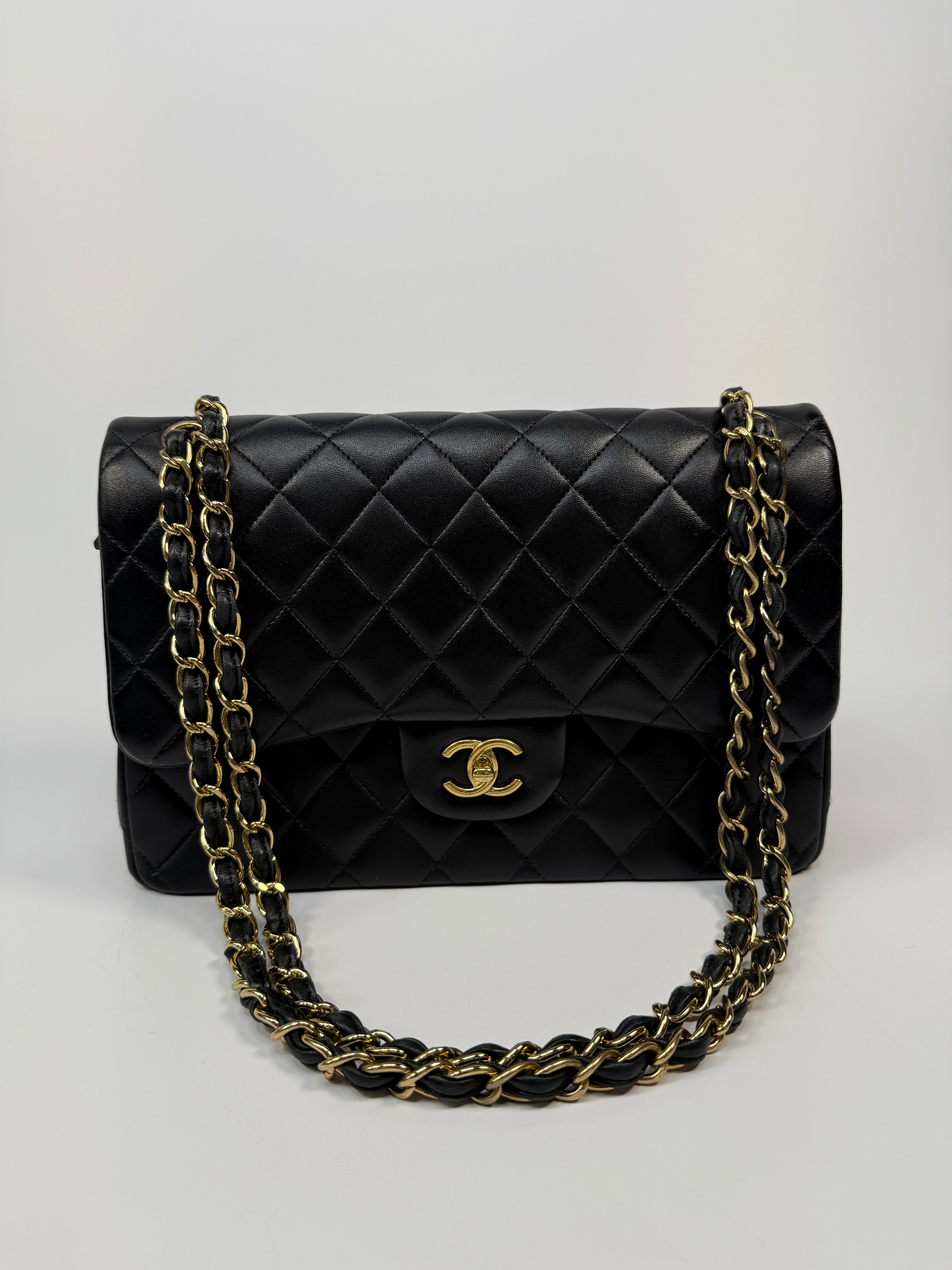 Chanel Jumbo Black Lambskin Leather With Gold Hardware
Pre Loved & Authentic