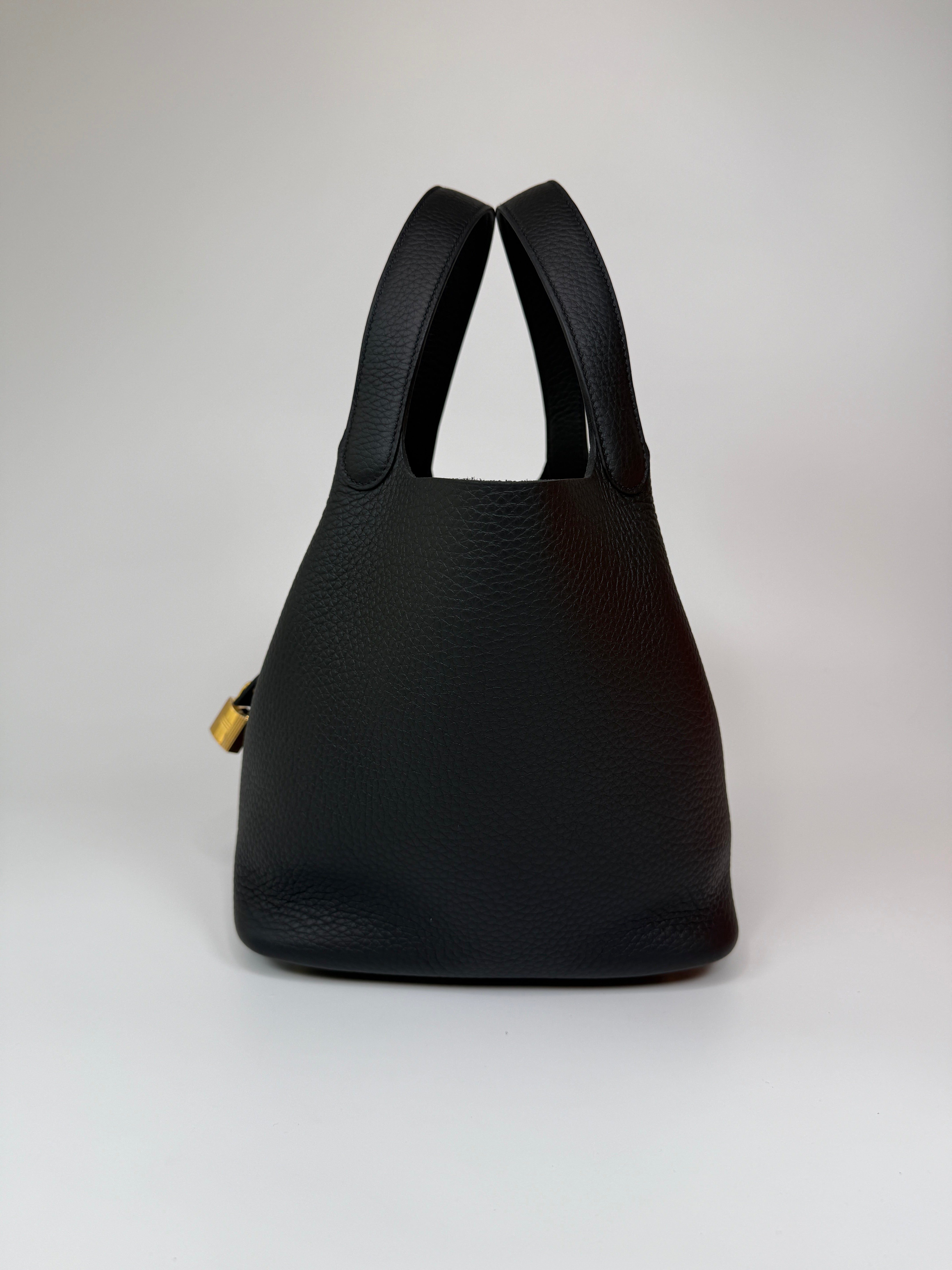 Hermès Picotin 22 In Black Clemence Leather With Palladium Hardware In Box Fresh Condition.
Authentic Pre Loved Verified by Luxe Cheshire Trusted Designer resale