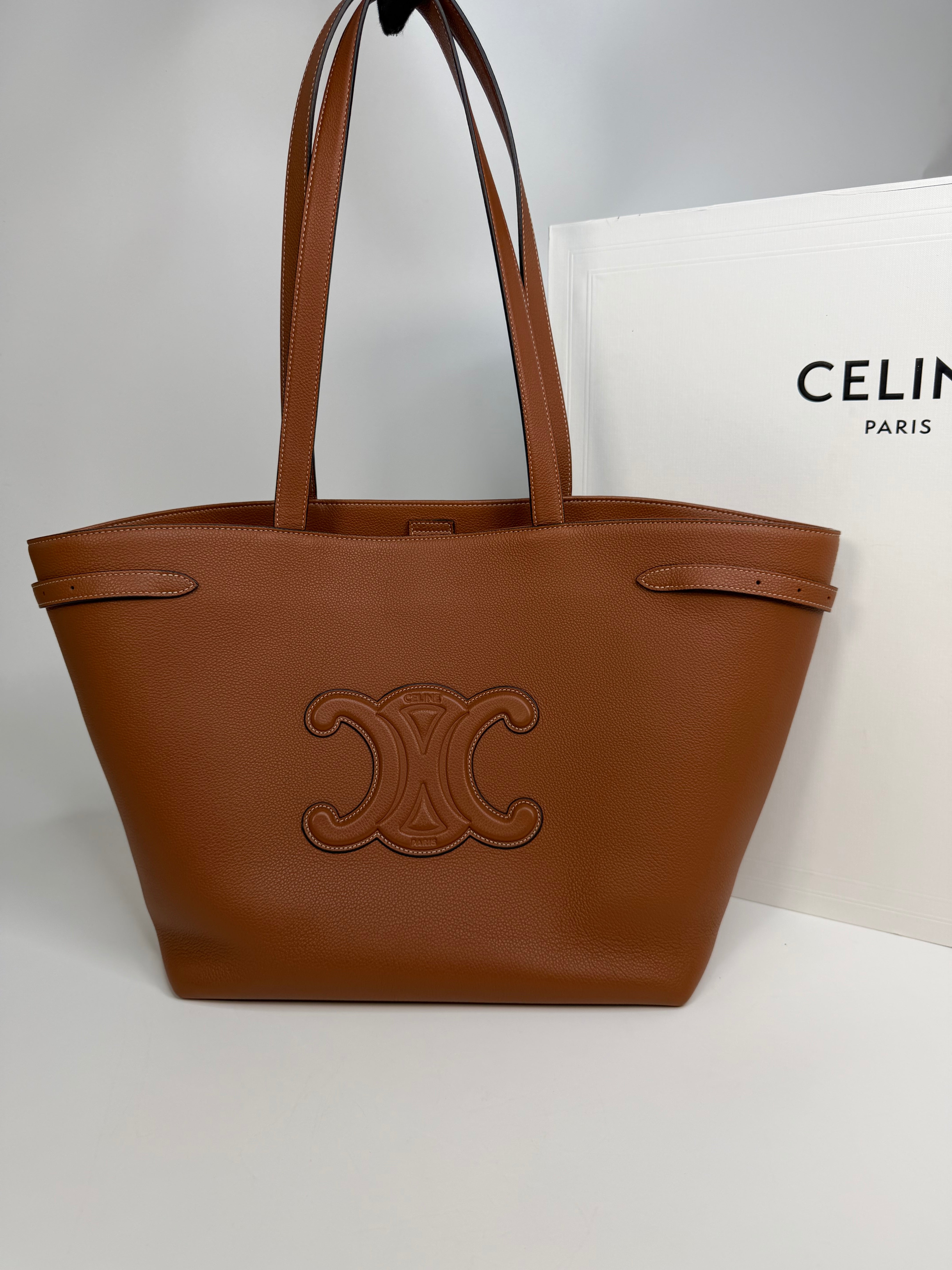 Celine Medium Cabas Anaïs Triomphe In Tan Grained Calfskin. Authentic and preloved in excellent condition