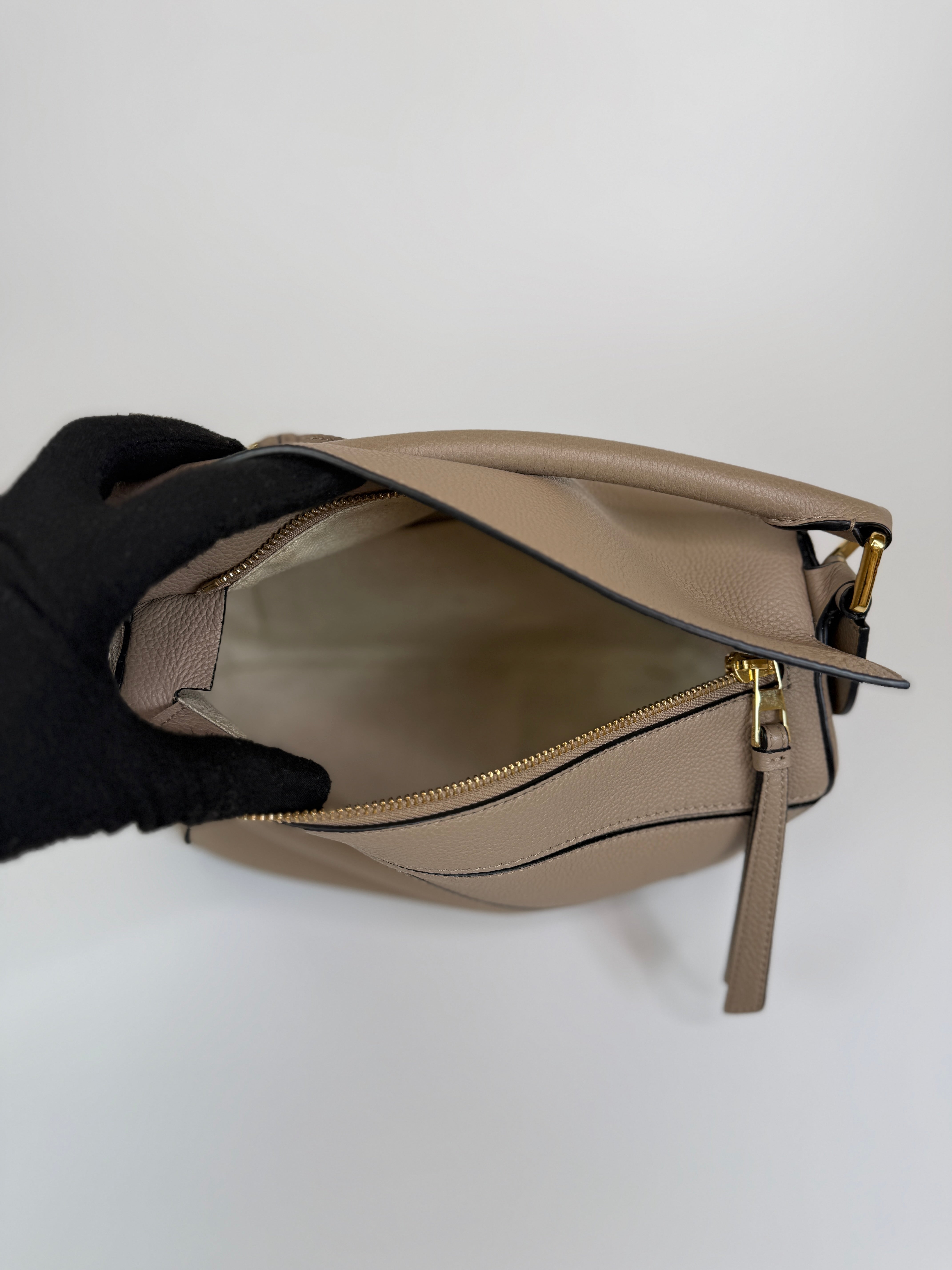 Authentic and preloved Loewe Small Puzzle bag In Taupe Calfskin Leather With Gold Hardware In Excellent Condition. 100% Authenticity guarantee