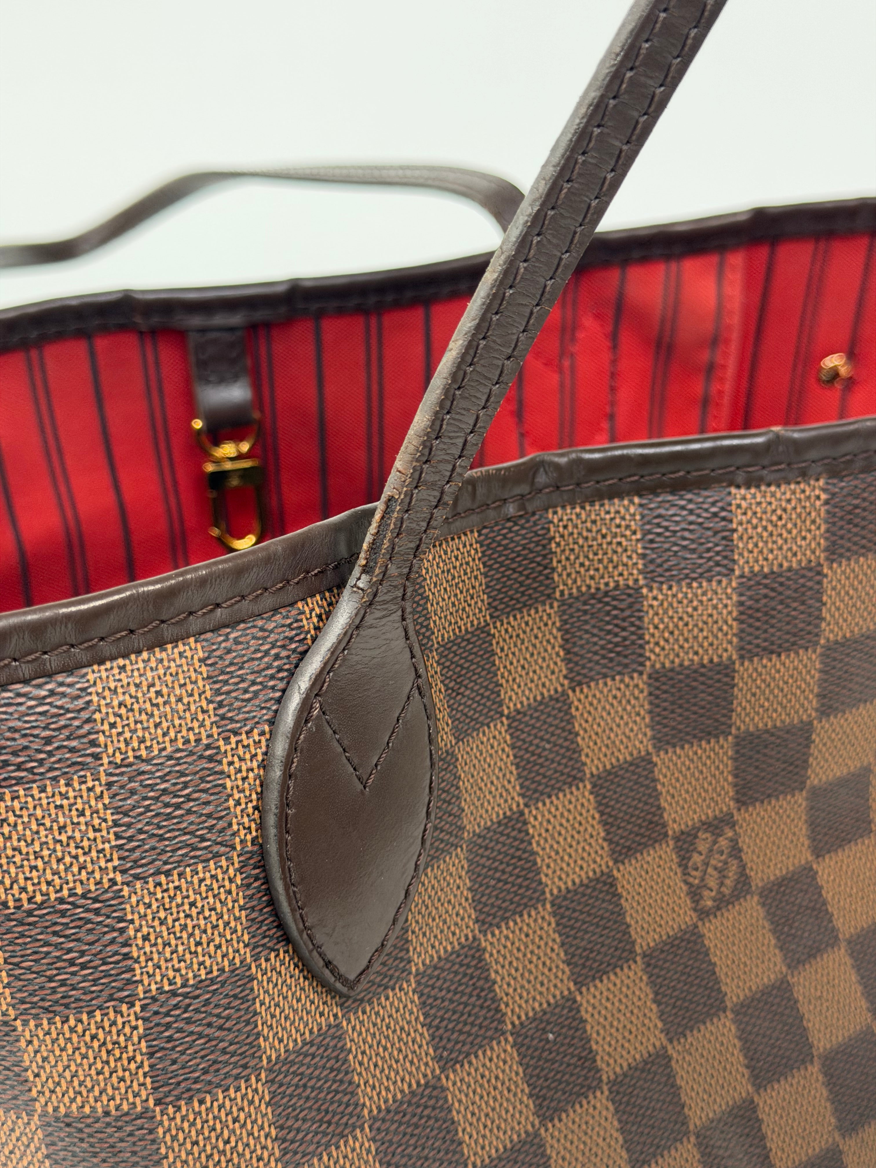 Louis Vuitton Neverfull MM In Damier Ebene Canvas Gold Hardware. Authentic and preloved in very good condition. Verified by Luxe Cheshire. 100% guarantee
