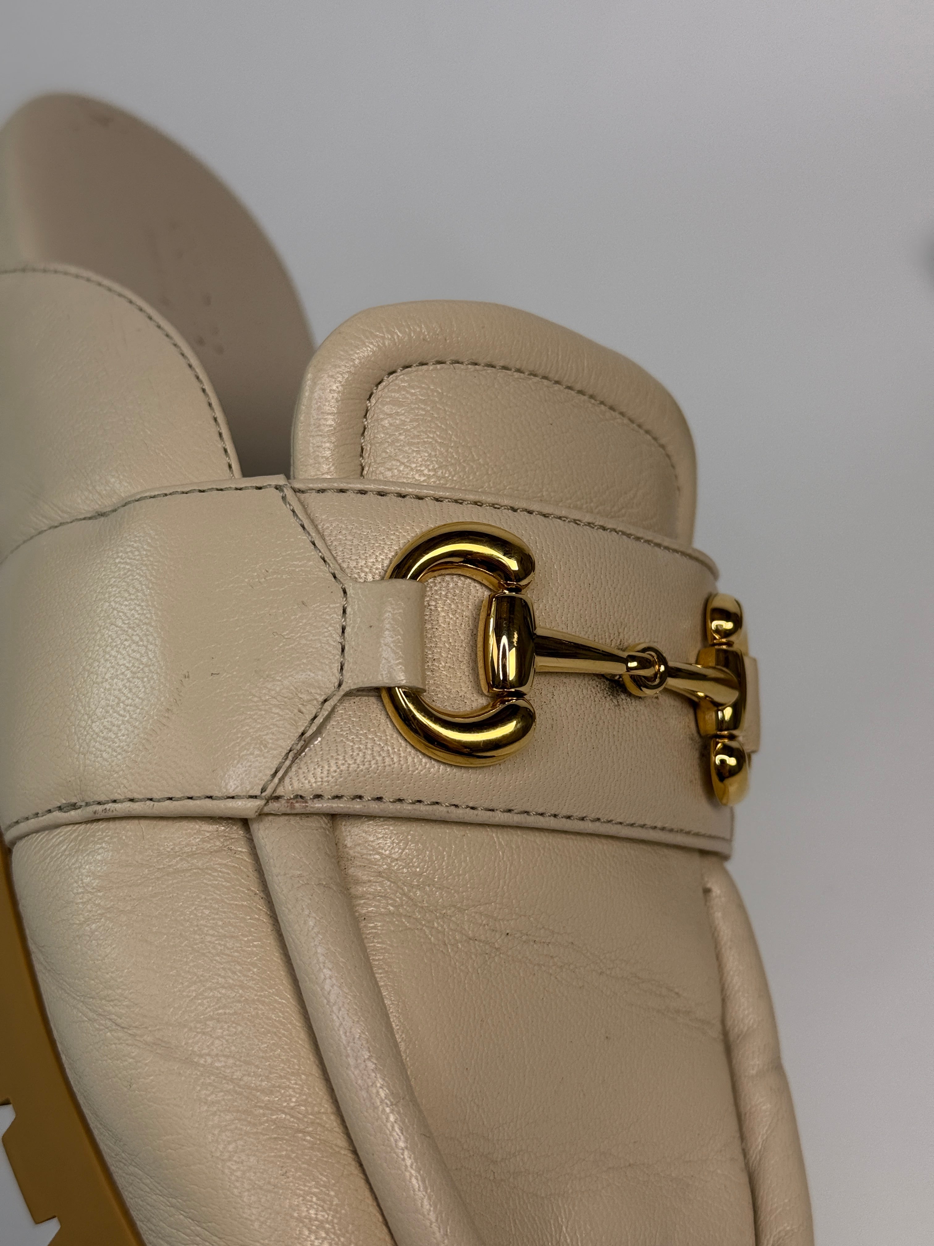 Gucci Mules In Ivory Leather in excellent condition.
Authentic Pre Loved Verified by Luxe Cheshire Trusted Designer resale