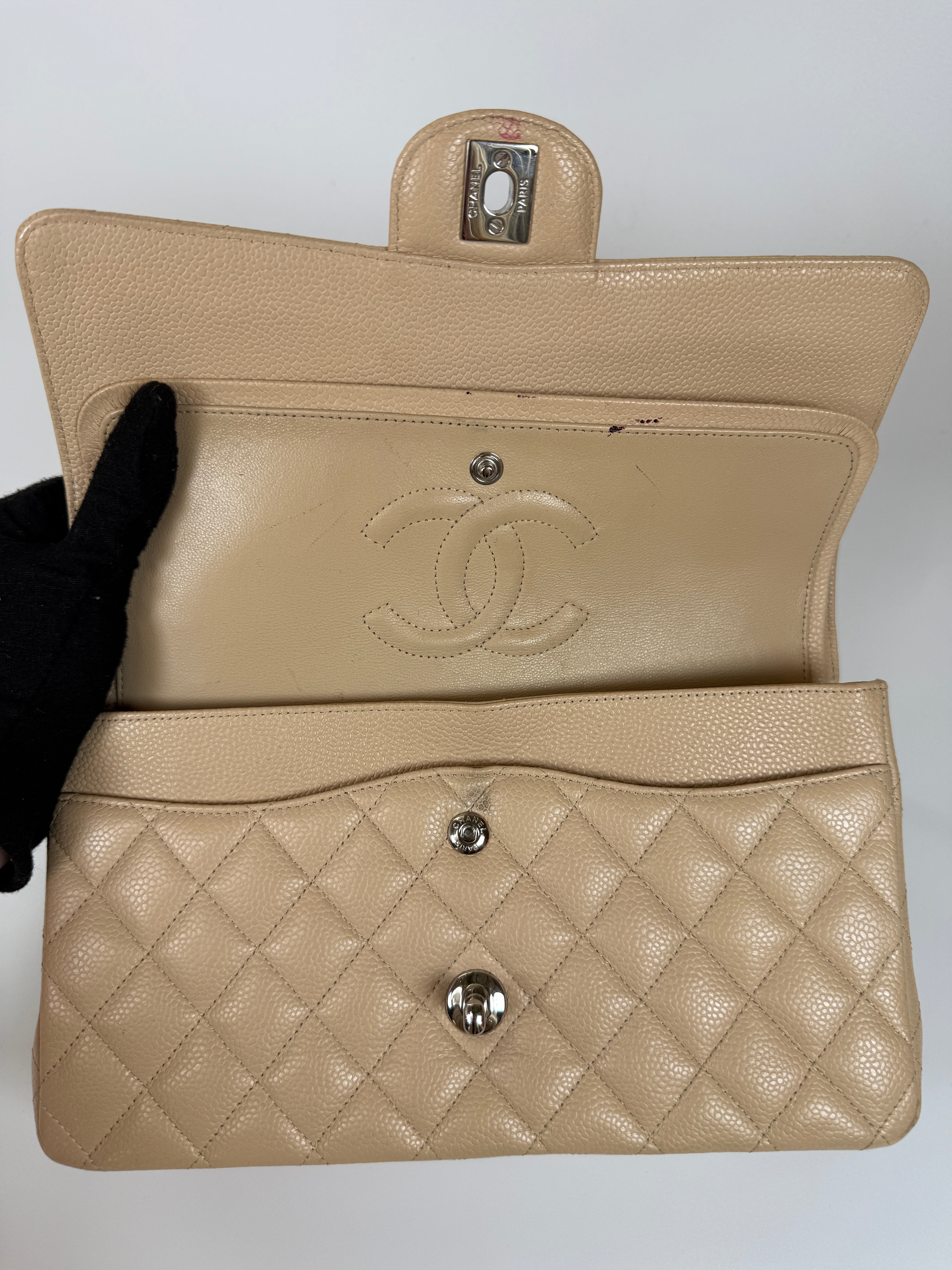 Chanel Medium Classic Double Flap Light Beige Caviar With Silver Hardware
Excellent condition, verified by Luxe Cheshire. International, fast and fully insured delivery. Trusted designer resale.
