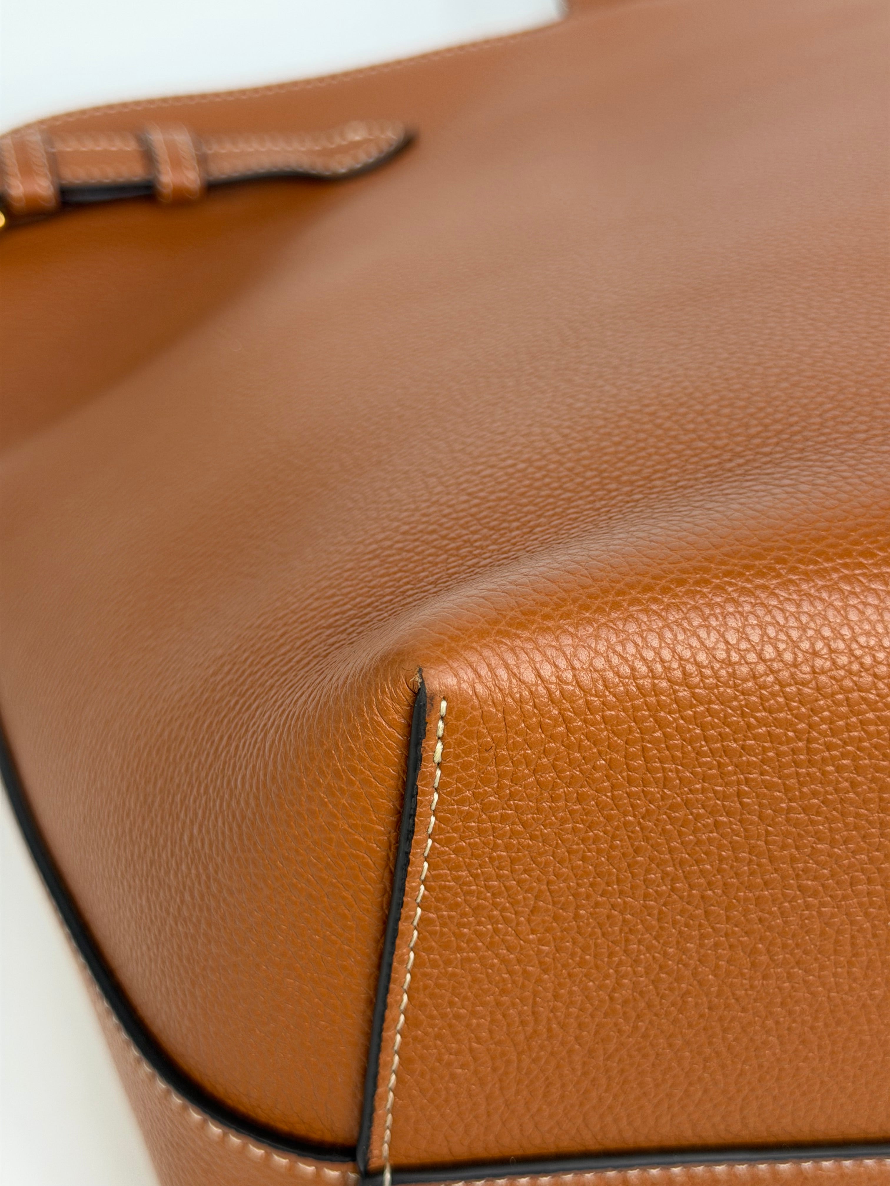 Celine Medium Cabas Anaïs Triomphe In Tan Grained Calfskin. Authentic and preloved in excellent condition