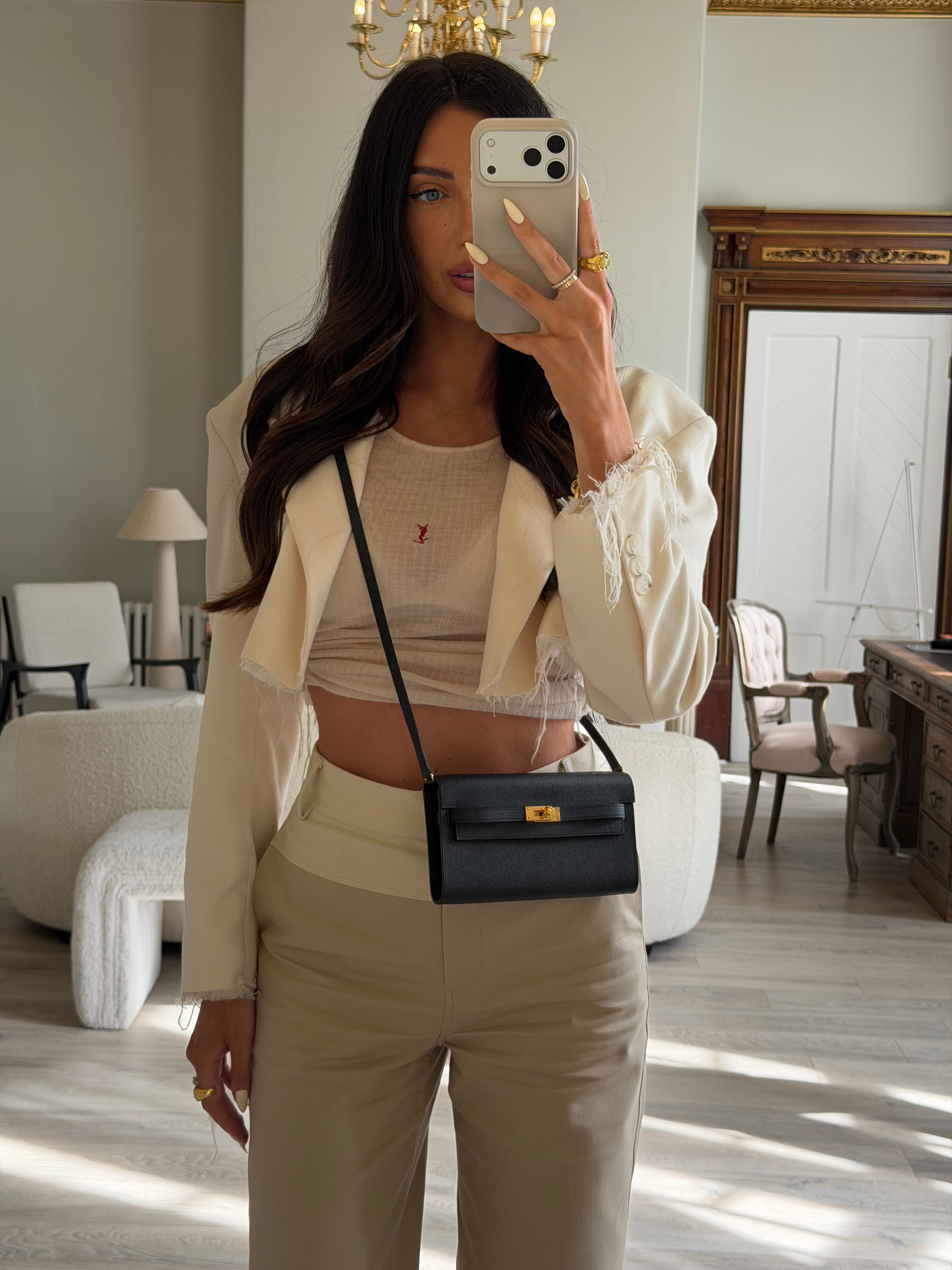 Authentic and preloved Hermès Kelly To Go In Black Epsom Leather With Gold Hardware. New Condition 100% Authenticity guarantee