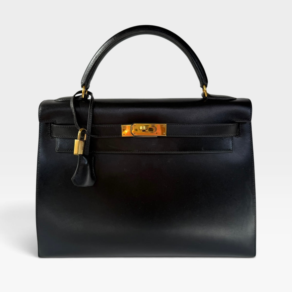 *RARE* Hermès Vintage Kelly 28 In Black Box Calf Leather With Gold Hardware. Authentic and preloved in excellent condition. 100% guarantee
