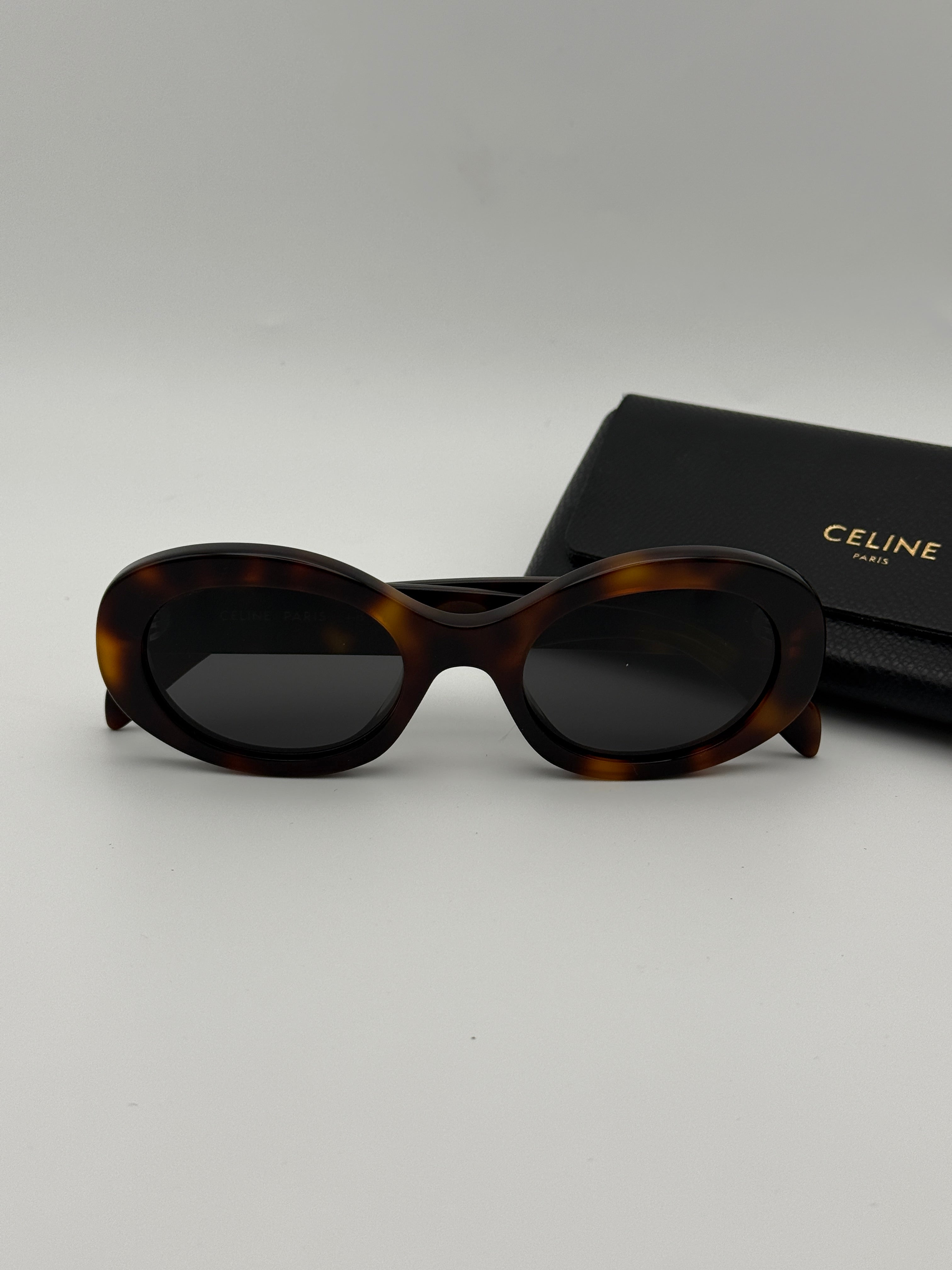 Authentic and preloved Celine CL40194U sunglasses. excellent condition, 100% Excellent condition