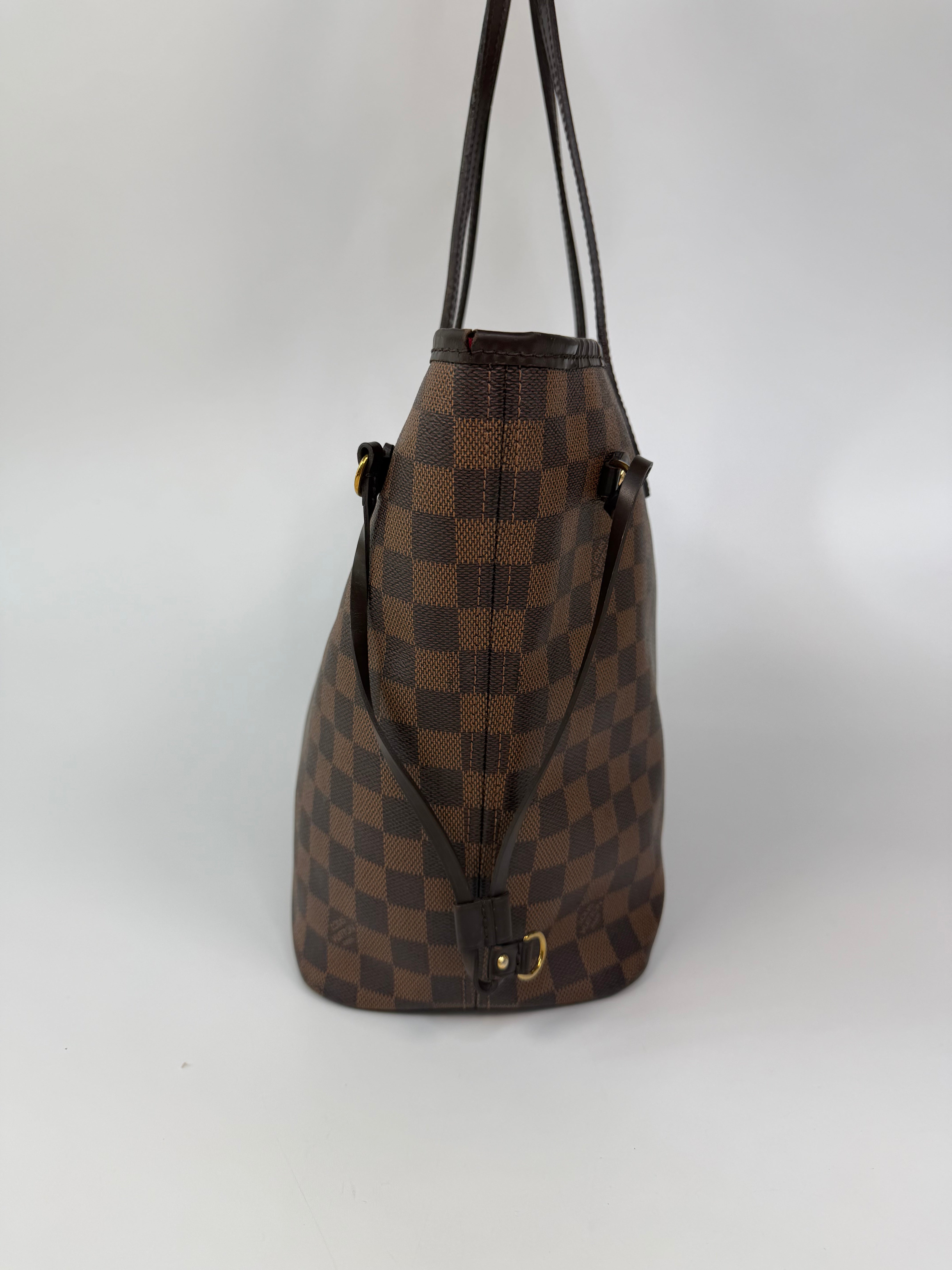 Louis Vuitton Neverfull MM In Damier Ebene Canvas Gold Hardware. Authentic and preloved in very good condition. Verified by Luxe Cheshire. 100% guarantee