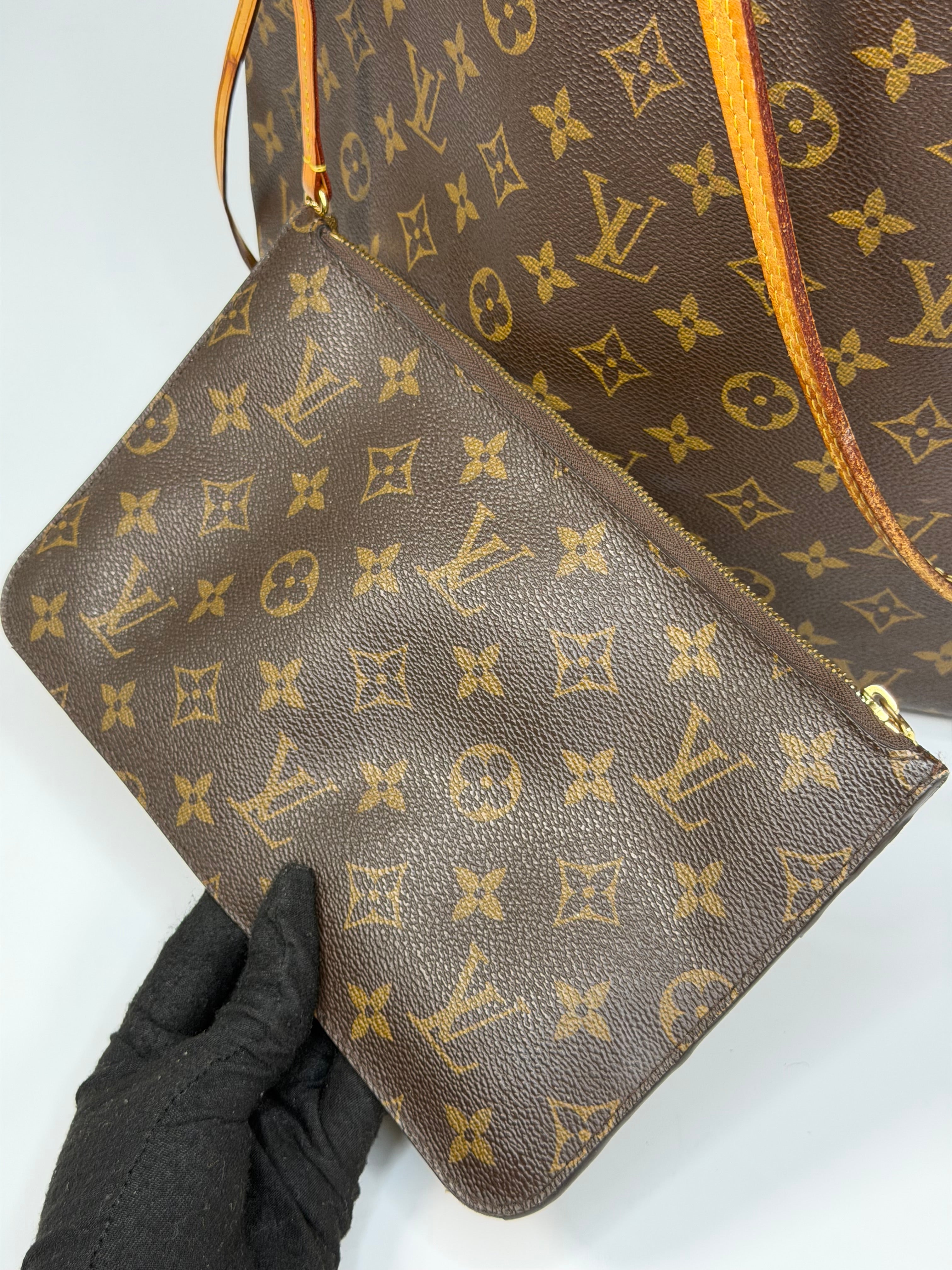Louis Vuitton Neverfull GM Tote Bag In Monogram. Authentic and preloved in very good condition.