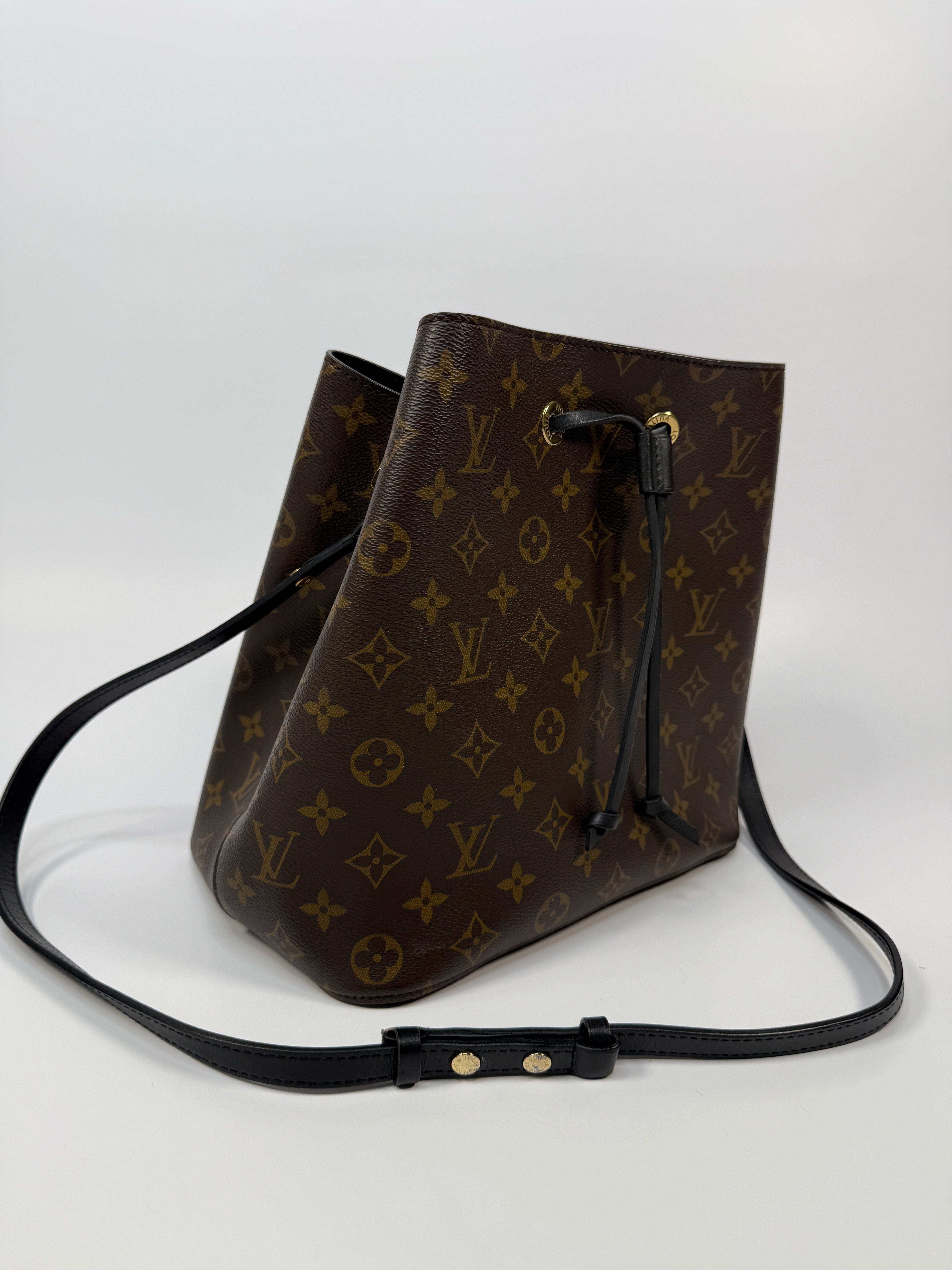 Authetic and preloved Louis Vuitton NéoNóe MM Bucket Bag In Brown Coated Canvas