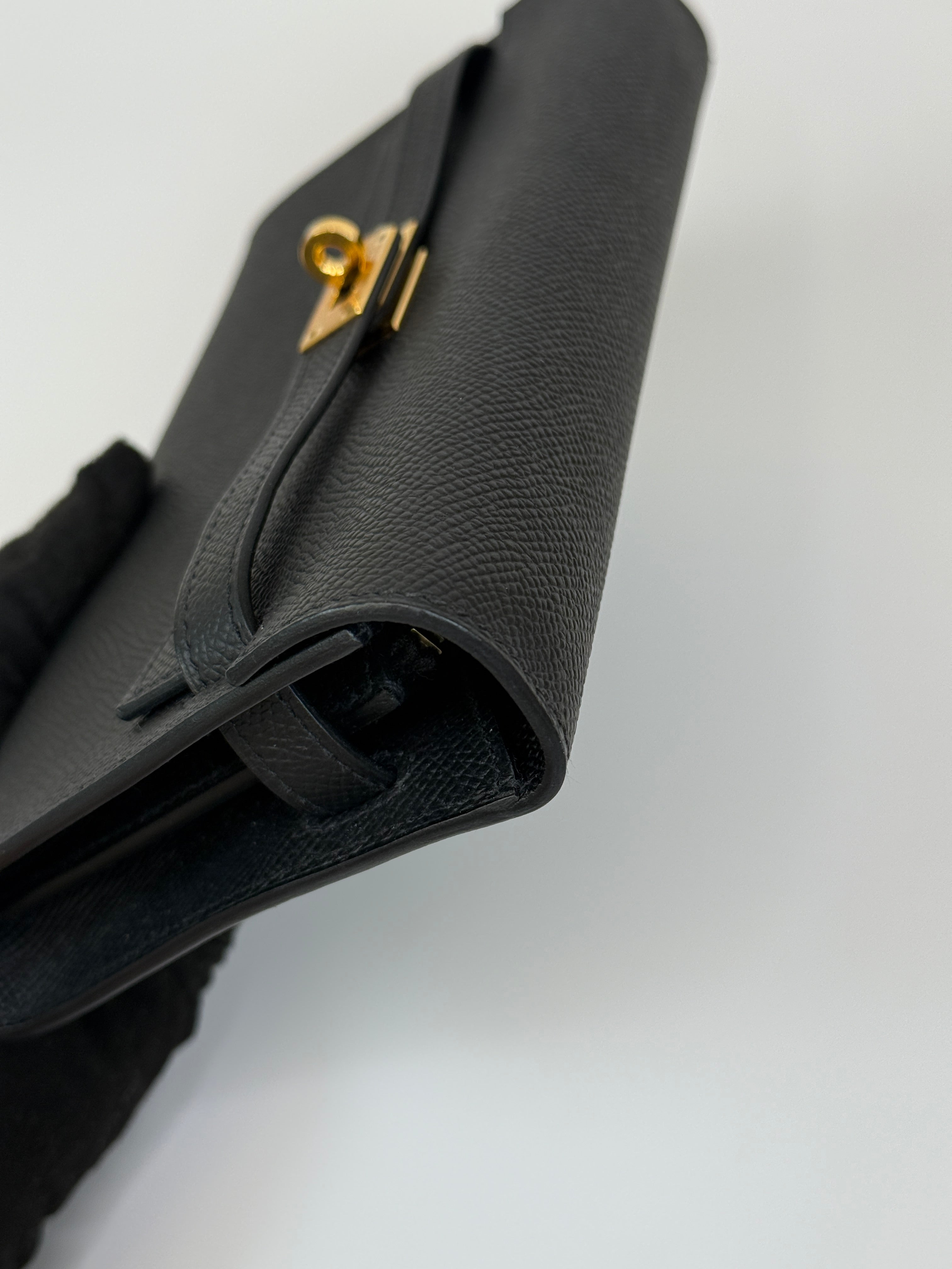 Authentic and preloved Hermès Kelly To Go In Black Epsom Leather With Gold Hardware. New Condition 100% Authenticity guarantee