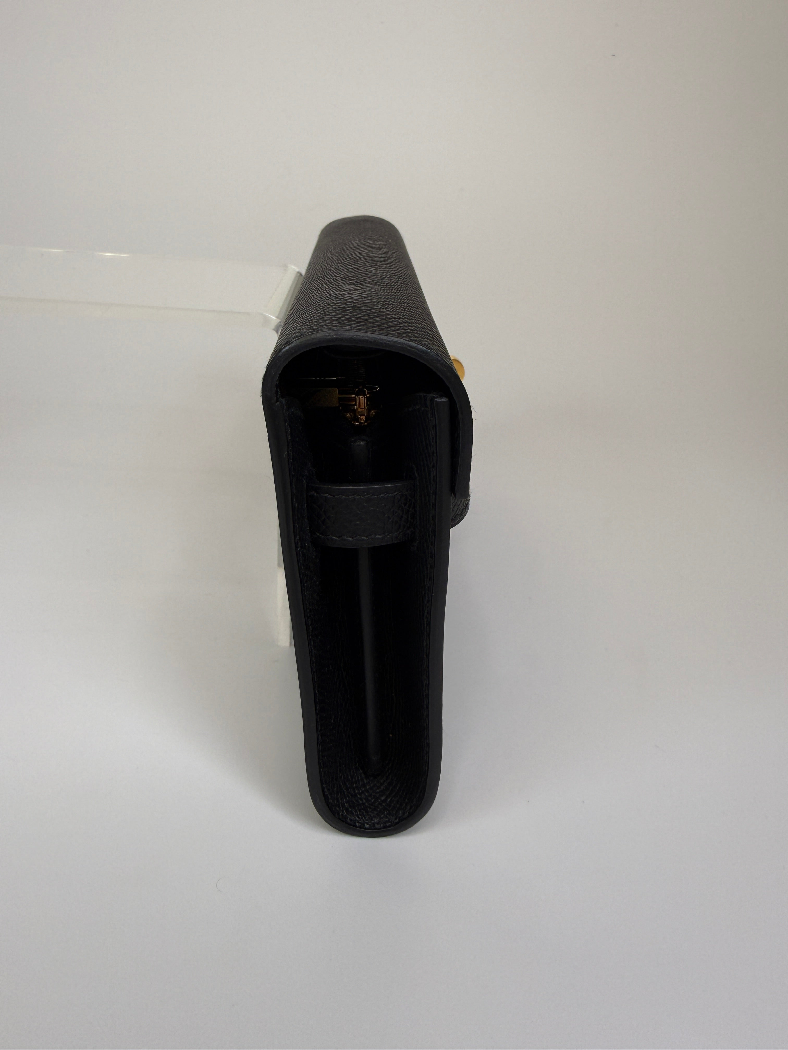 Authentic and preloved Hermès Kelly To Go In Black Epsom Leather With Gold Hardware. New Condition 100% Authenticity guarantee