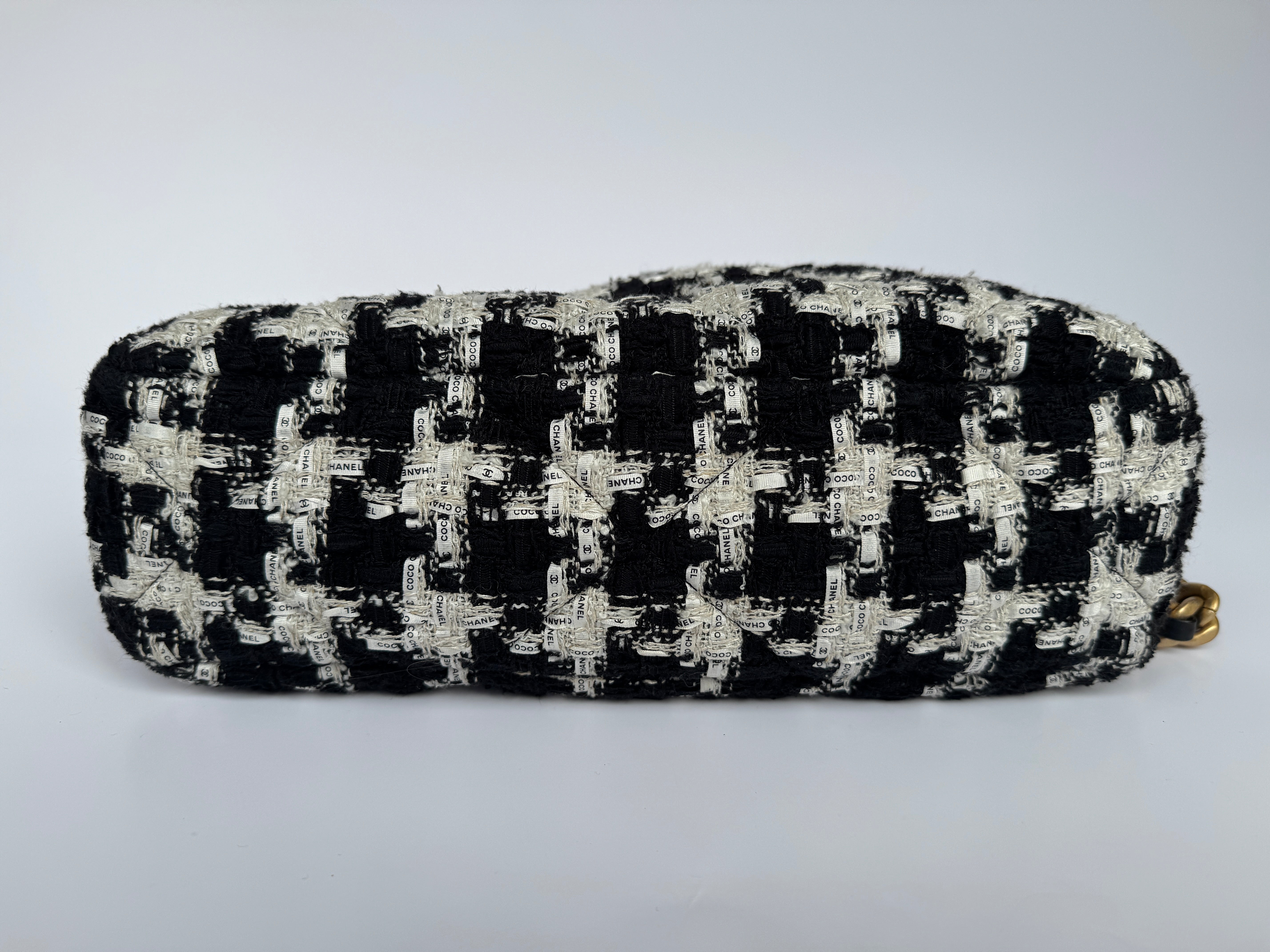 Chanel 19 Large In Houndstooth Tweed
Pre Loved & Authentic