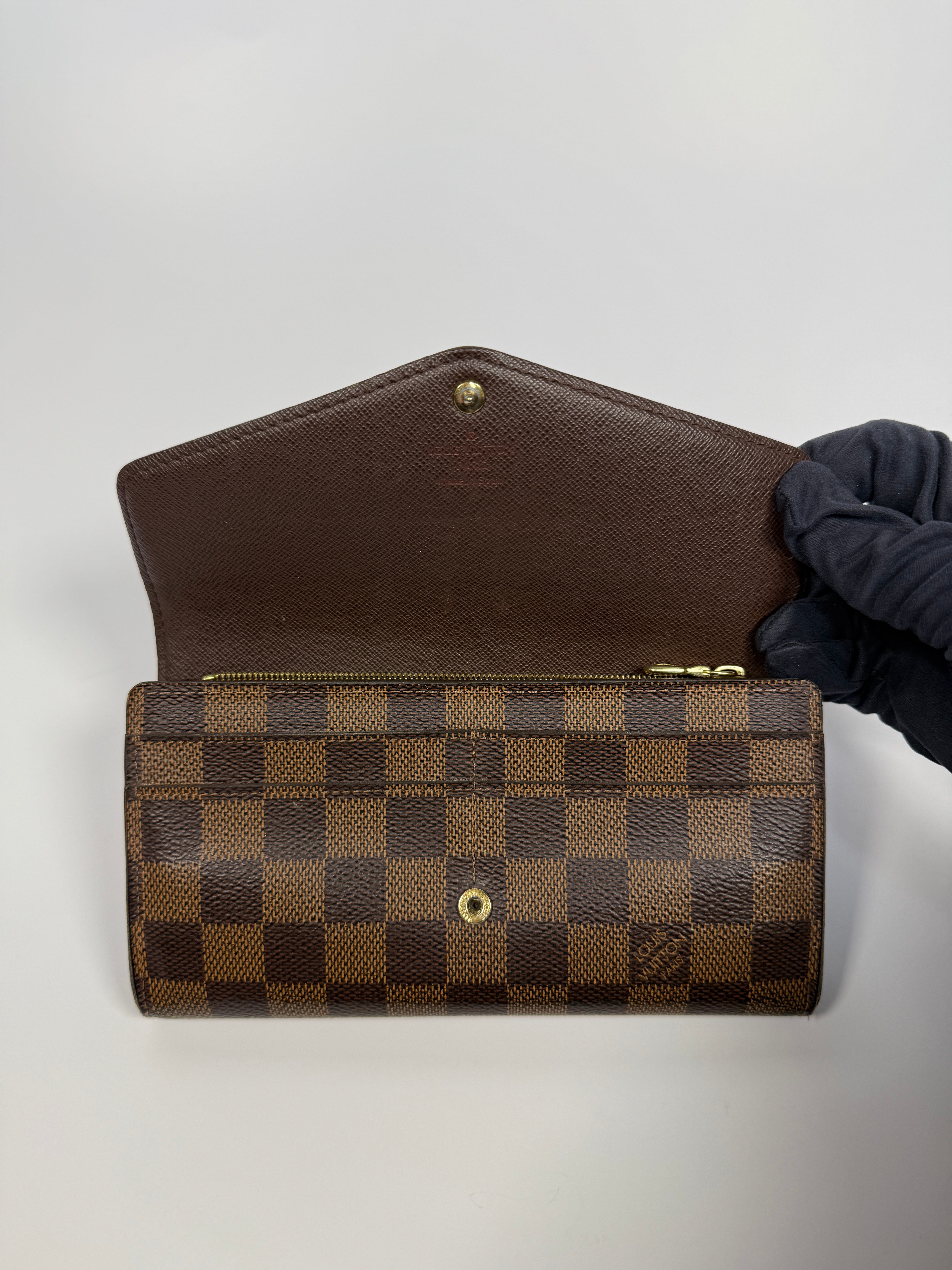 Authentic and preloved Louis Vuitton Sarah Wallet In a good condition verified by Luxe Cheshire