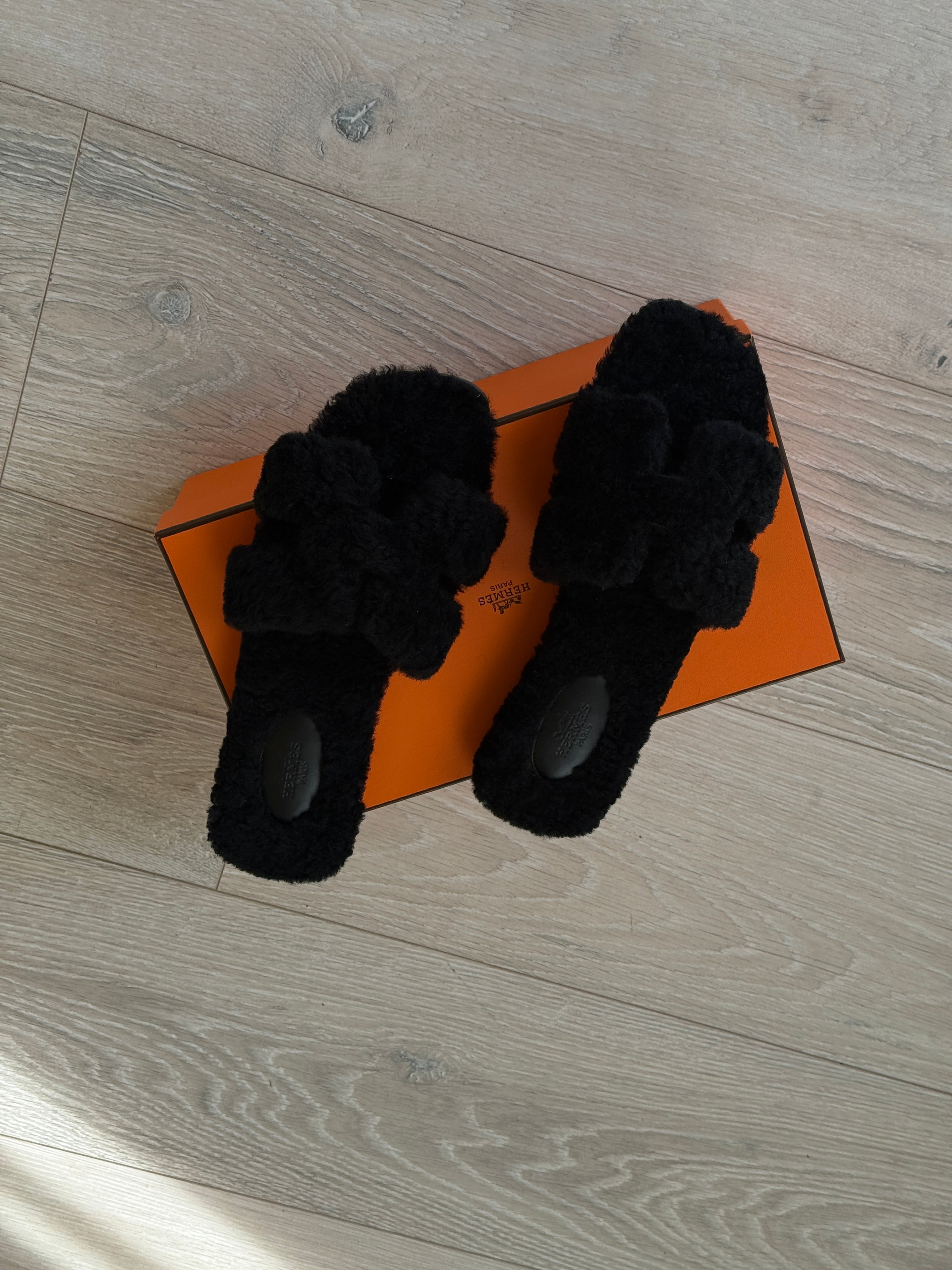 Authentic and preloved Hermès Oran Black Shearling Sandals (Size 39/UK6) 100% Authenticity guarantee in excellent condition