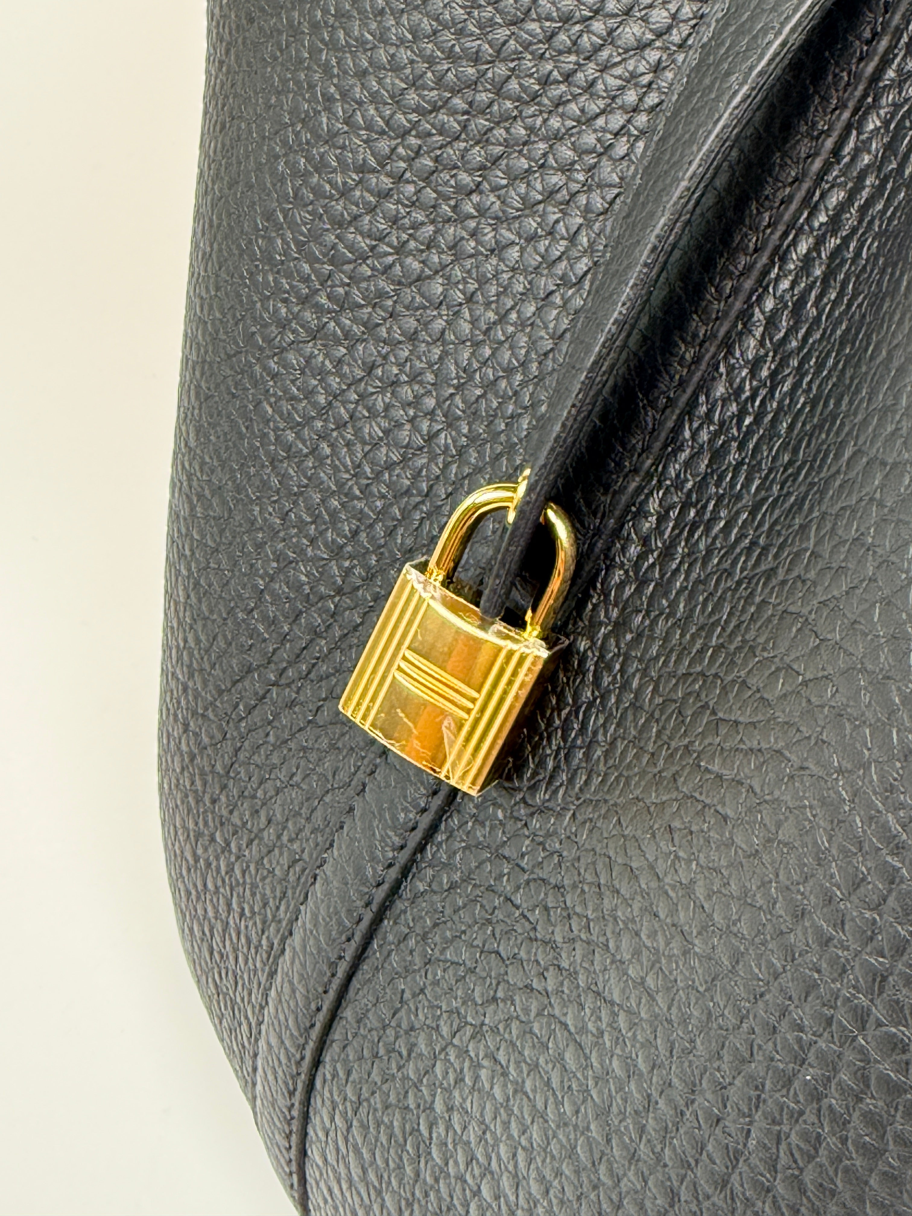 Hermès Picotin 22 In Black Clemence Leather With Palladium Hardware In Box Fresh Condition.
Authentic Pre Loved Verified by Luxe Cheshire Trusted Designer resale