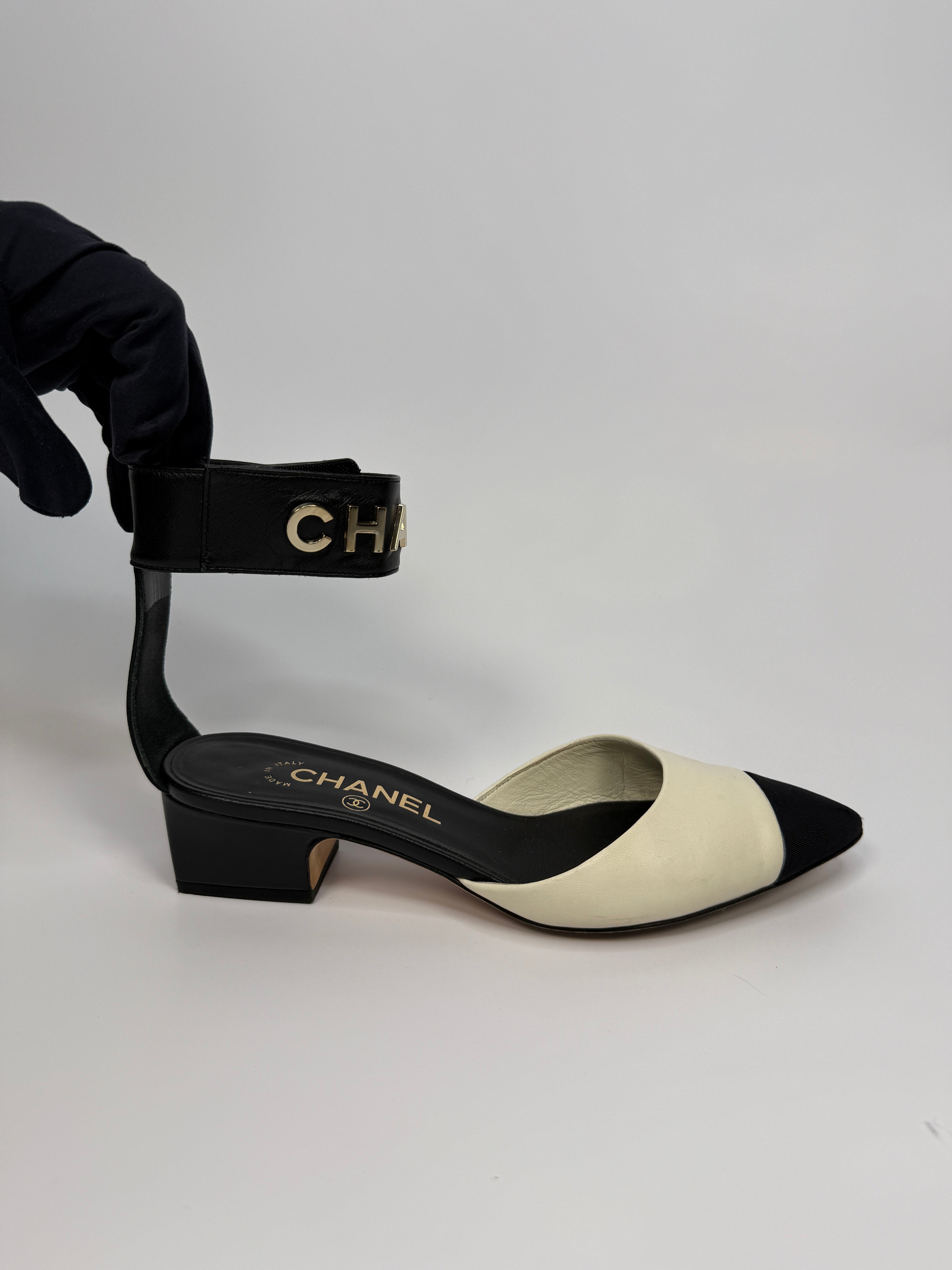 Chanel Two-Tone White & Black Kitten Heel Sandals (Size 37/UK4)