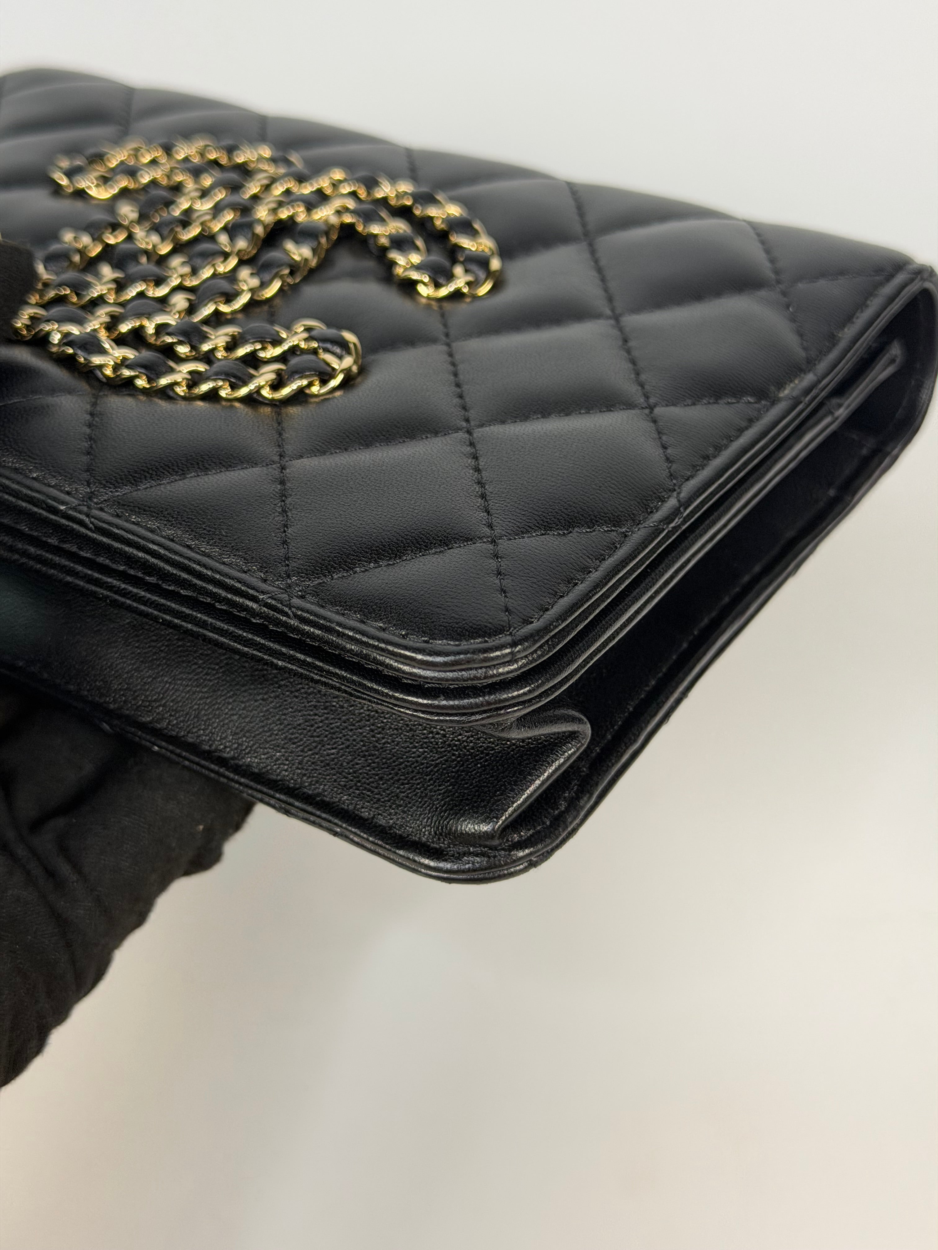 Chanel Wallet On Chain Black lambskin Leather Gold hardware
Very Good condition, Authentic, Pre Loved. Verified by Luxe Cheshire. International, fast and fully insured delivery. Trusted designer resale.