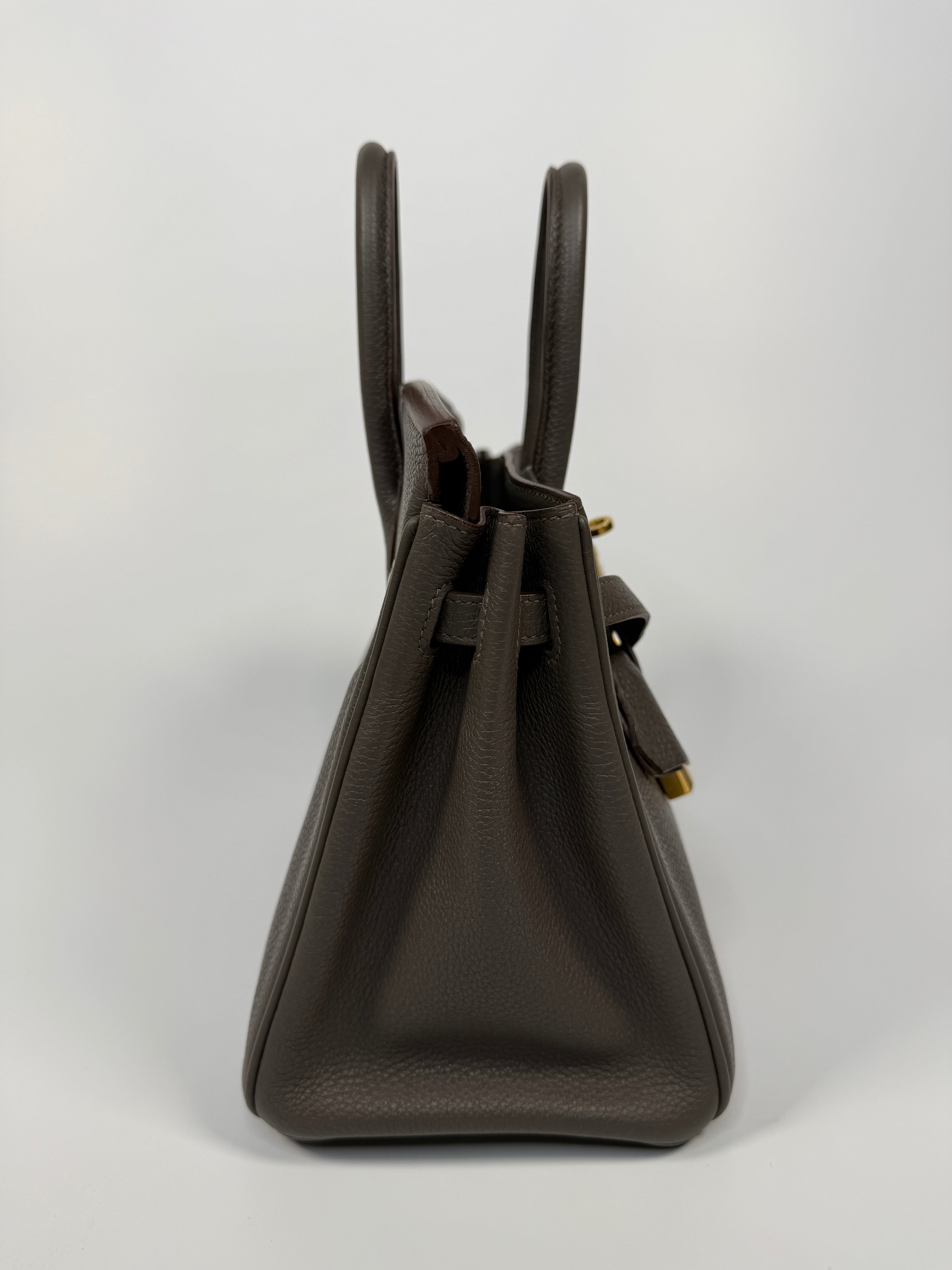 Hermès Birkin 25 In Etain Togo Leather With Gold Hardware. Authentic and pre loved. Excellent condition