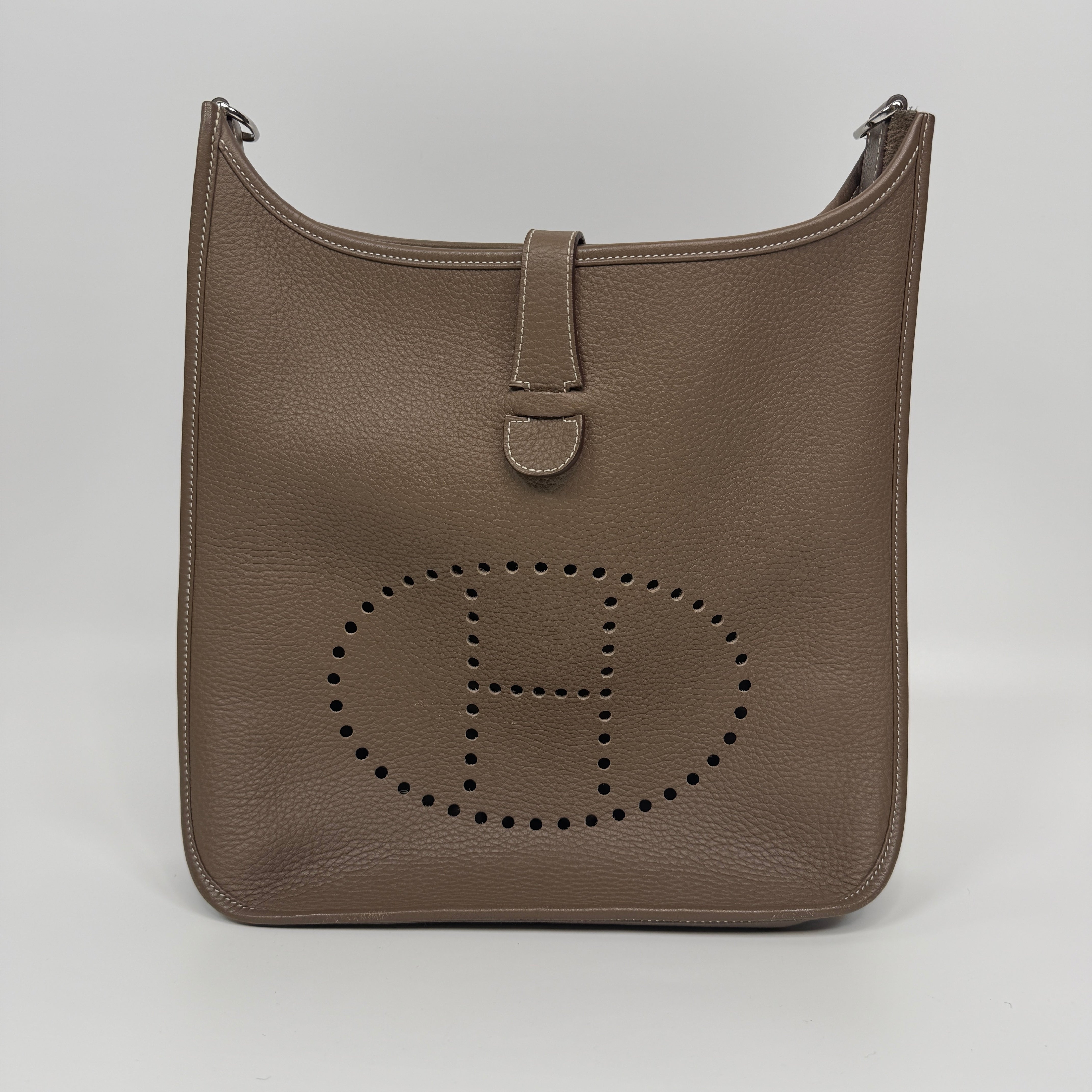 Hermès Evelyne 32 In Etoupe Clemence Leather With Palladium hardware Authentic and pre loved in Very Good condition