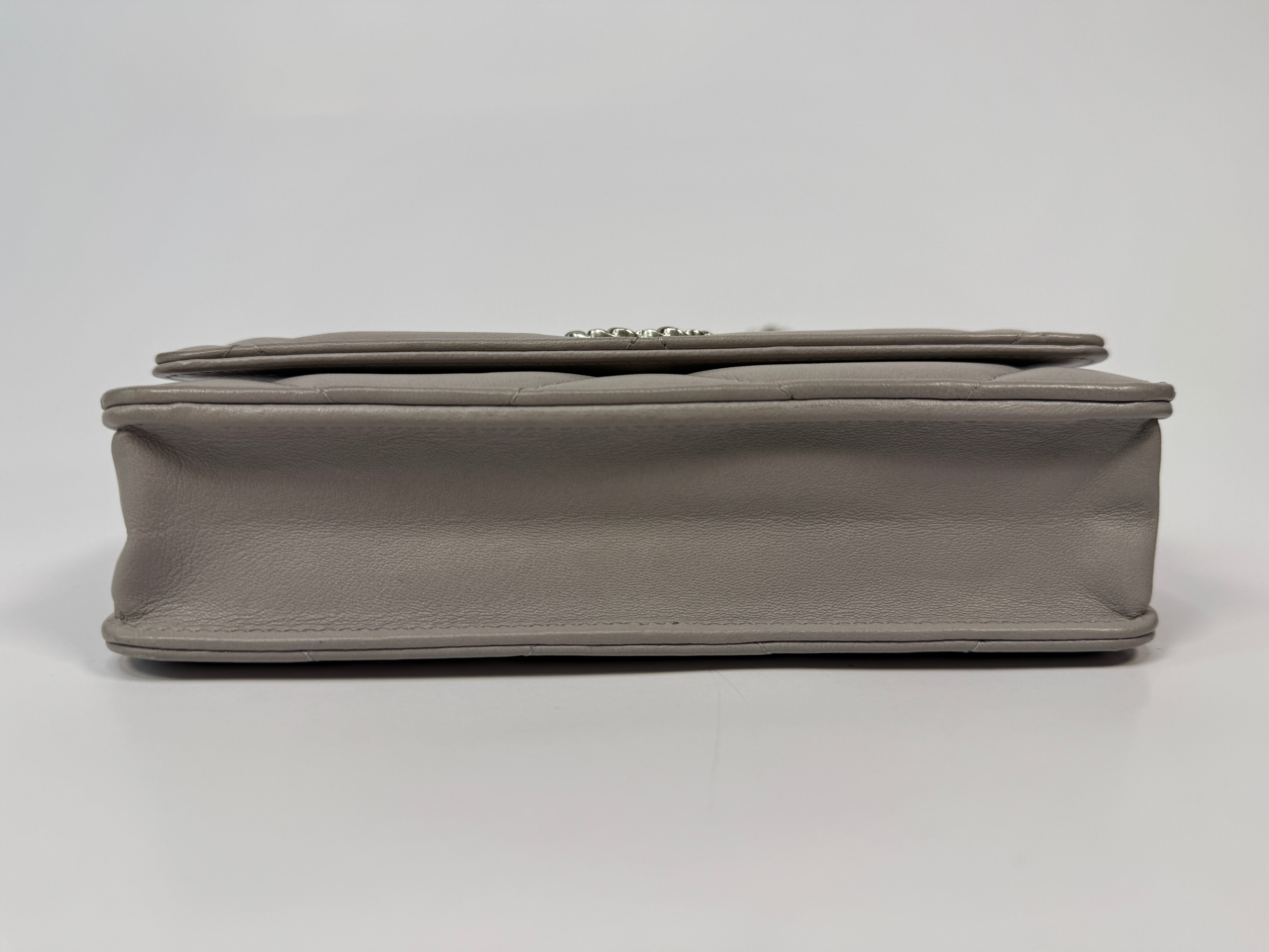 Chanel 19 Wallet On Chain
Pre Loved & Authentic