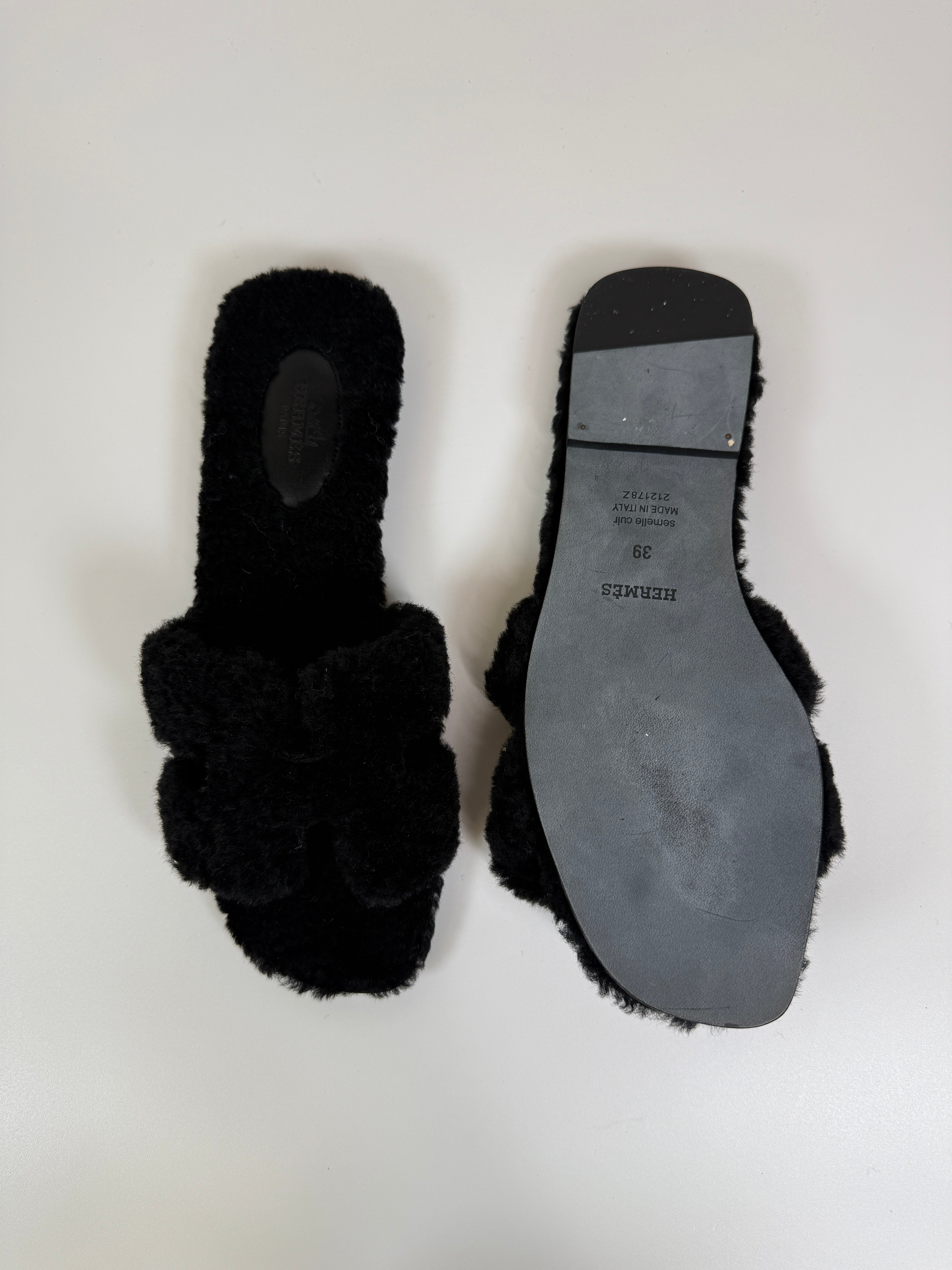 Authentic and preloved Hermès Oran Black Shearling Sandals (Size 39/UK6) 100% Authenticity guarantee in excellent condition