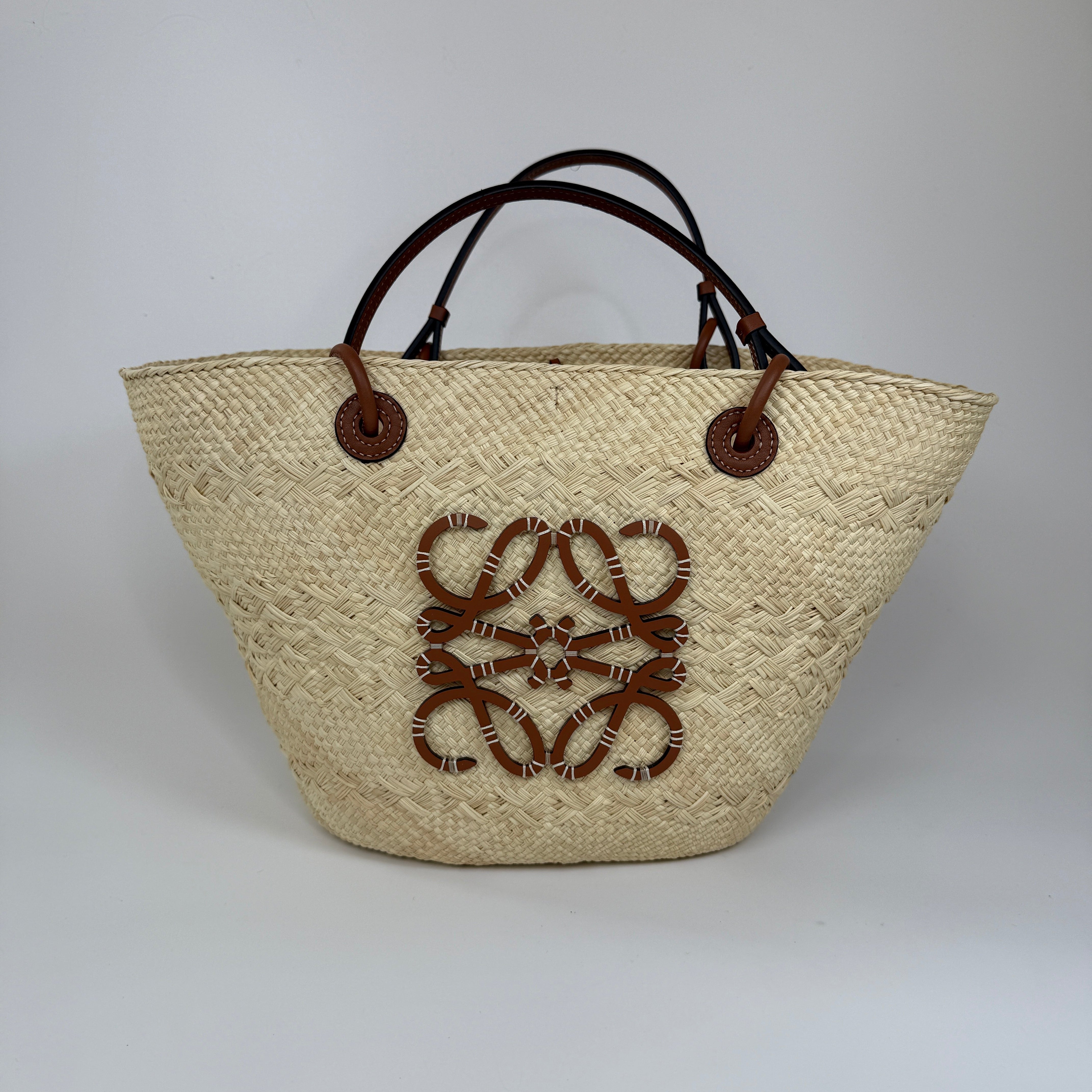 Authentic and preloved Loewe Paula's Ibiza Anagram Basket Bag In Excellent Condition. 100% Authenticity guarantee