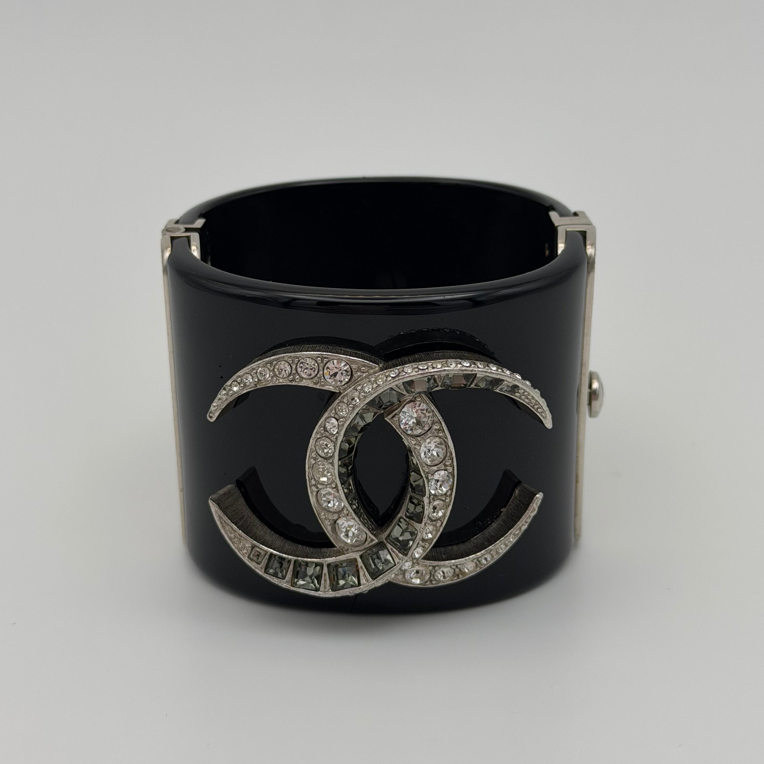 Chanel cc Black resin and rhinestone cuff in black enamel. Very Good condition. Authentic and preloved.