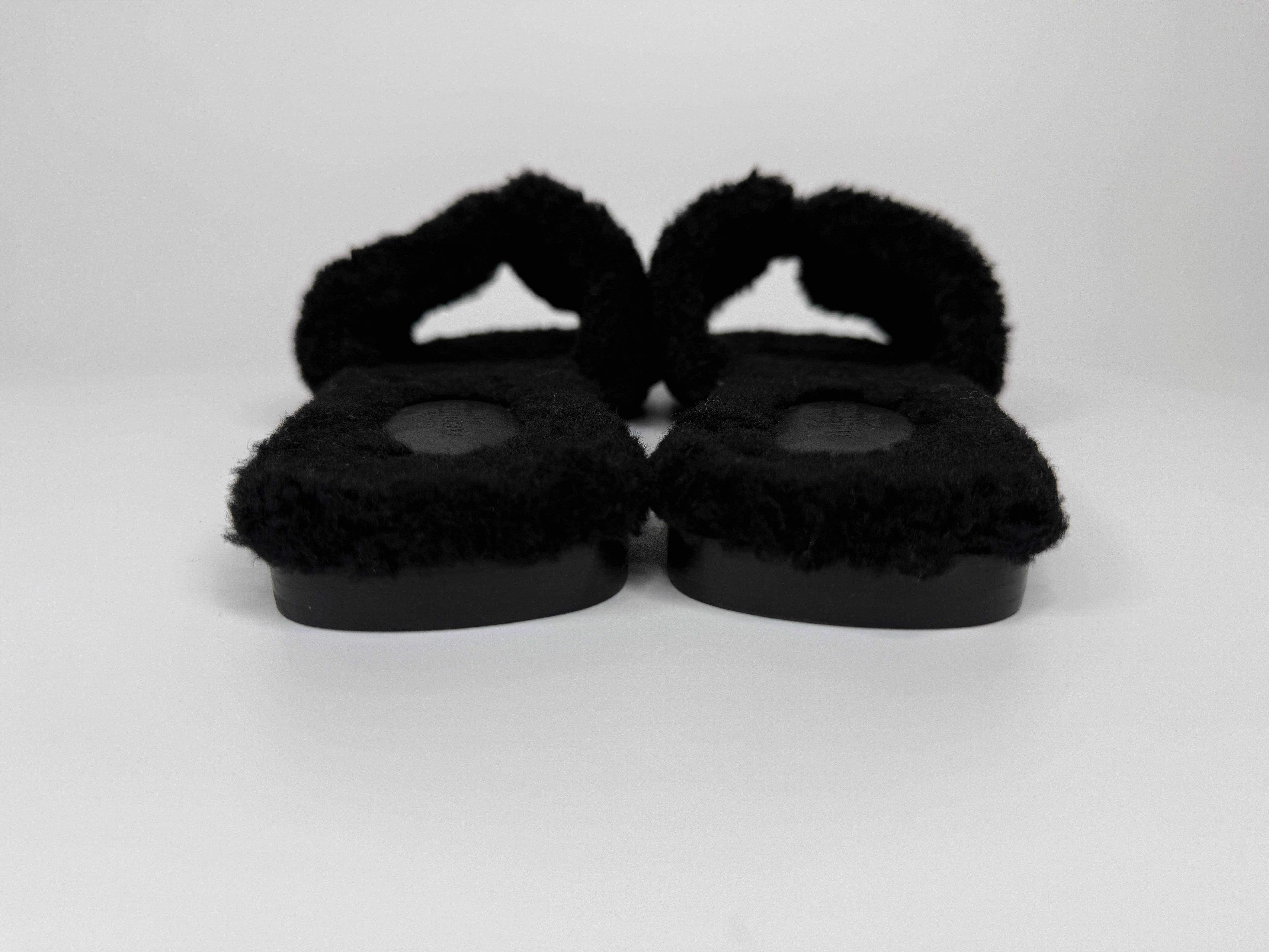 Authentic and preloved Hermès Oran Black Shearling Sandals (Size 39/UK6) 100% Authenticity guarantee in excellent condition