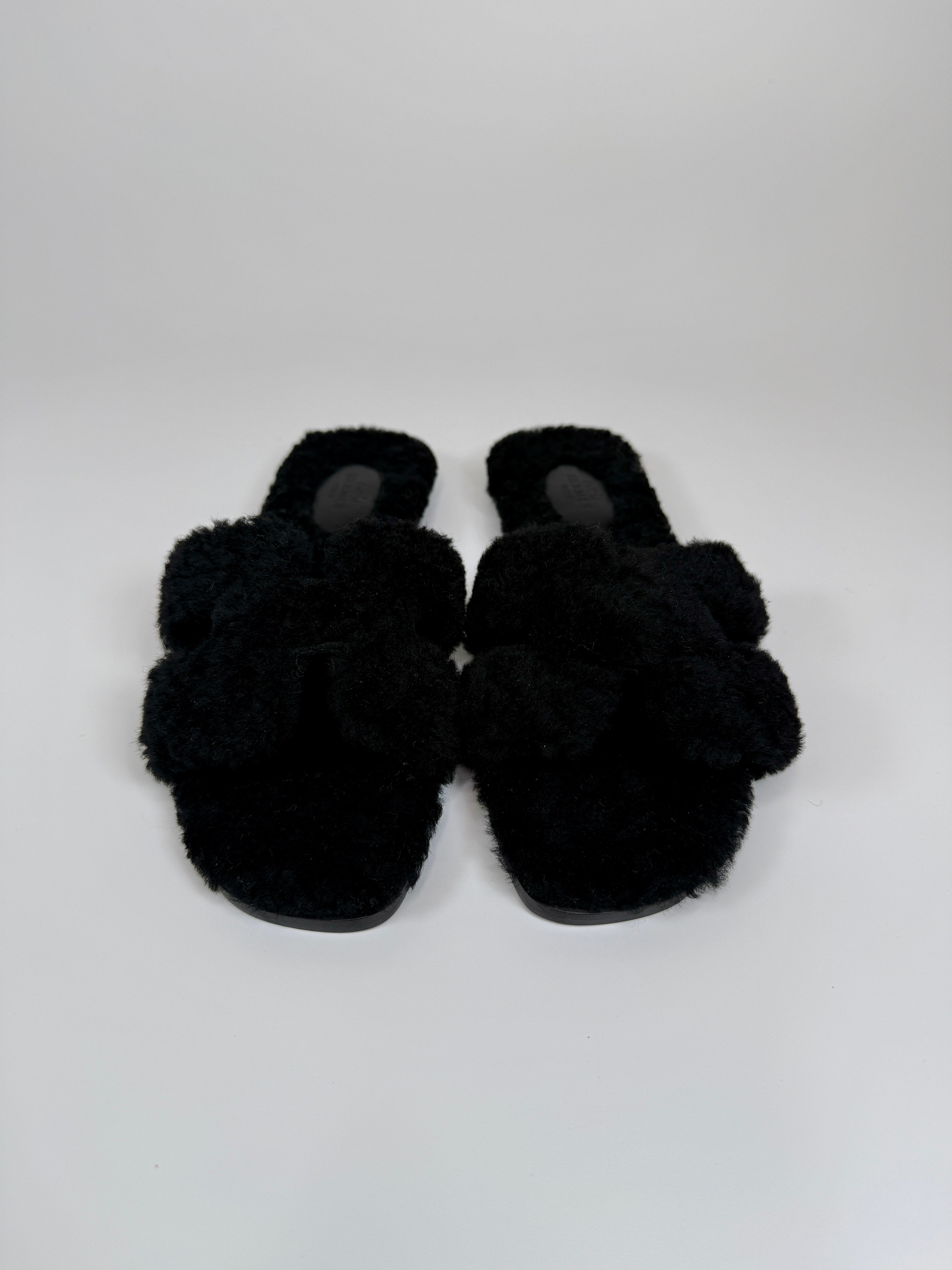 Authentic and preloved Hermès Oran Black Shearling Sandals (Size 39/UK6) 100% Authenticity guarantee in excellent condition
