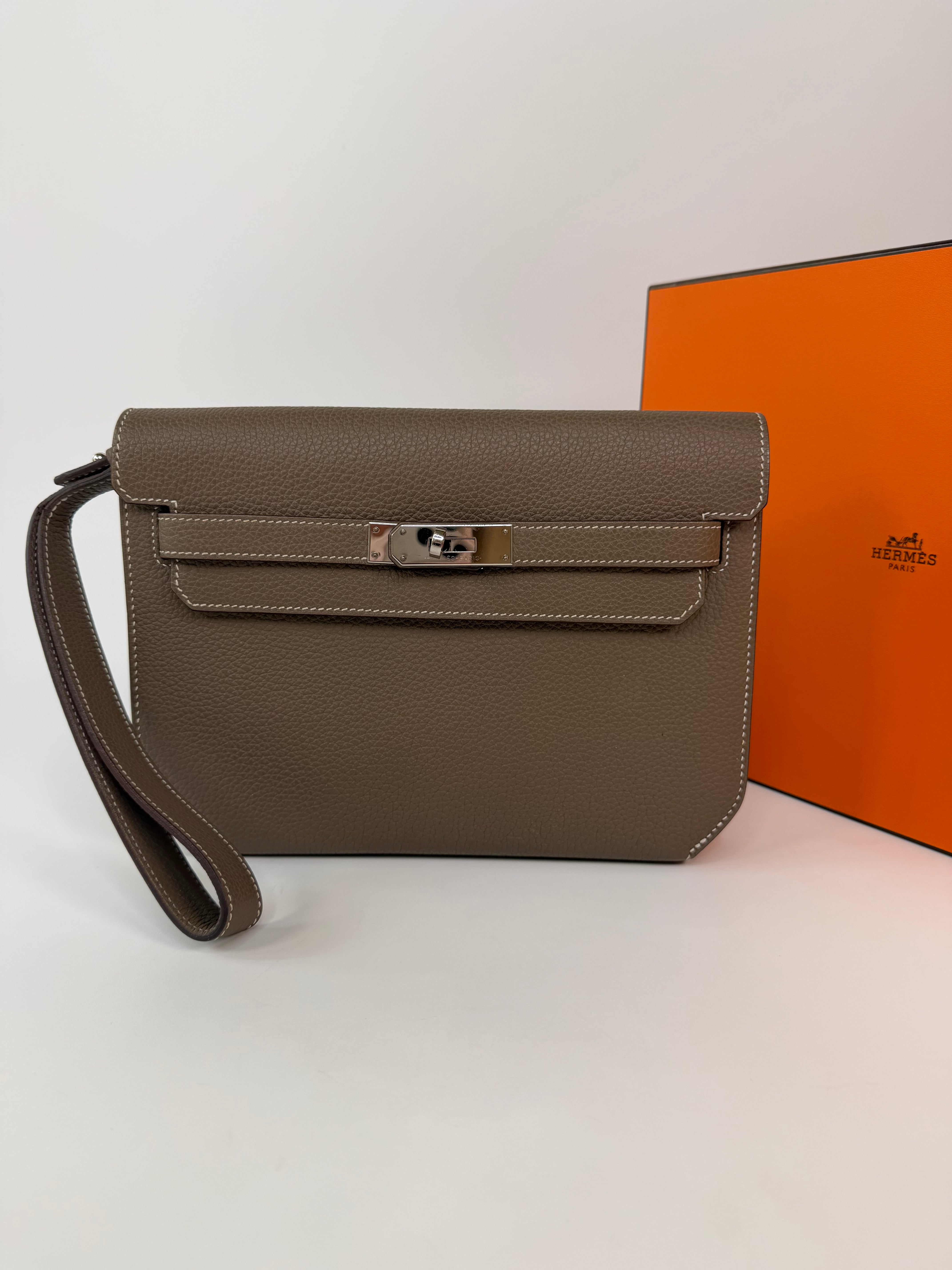 Hermès Depeches 25 In Etoupe Togo Leather With Palladium Hardware in excellent condition 100% authentic and preloved