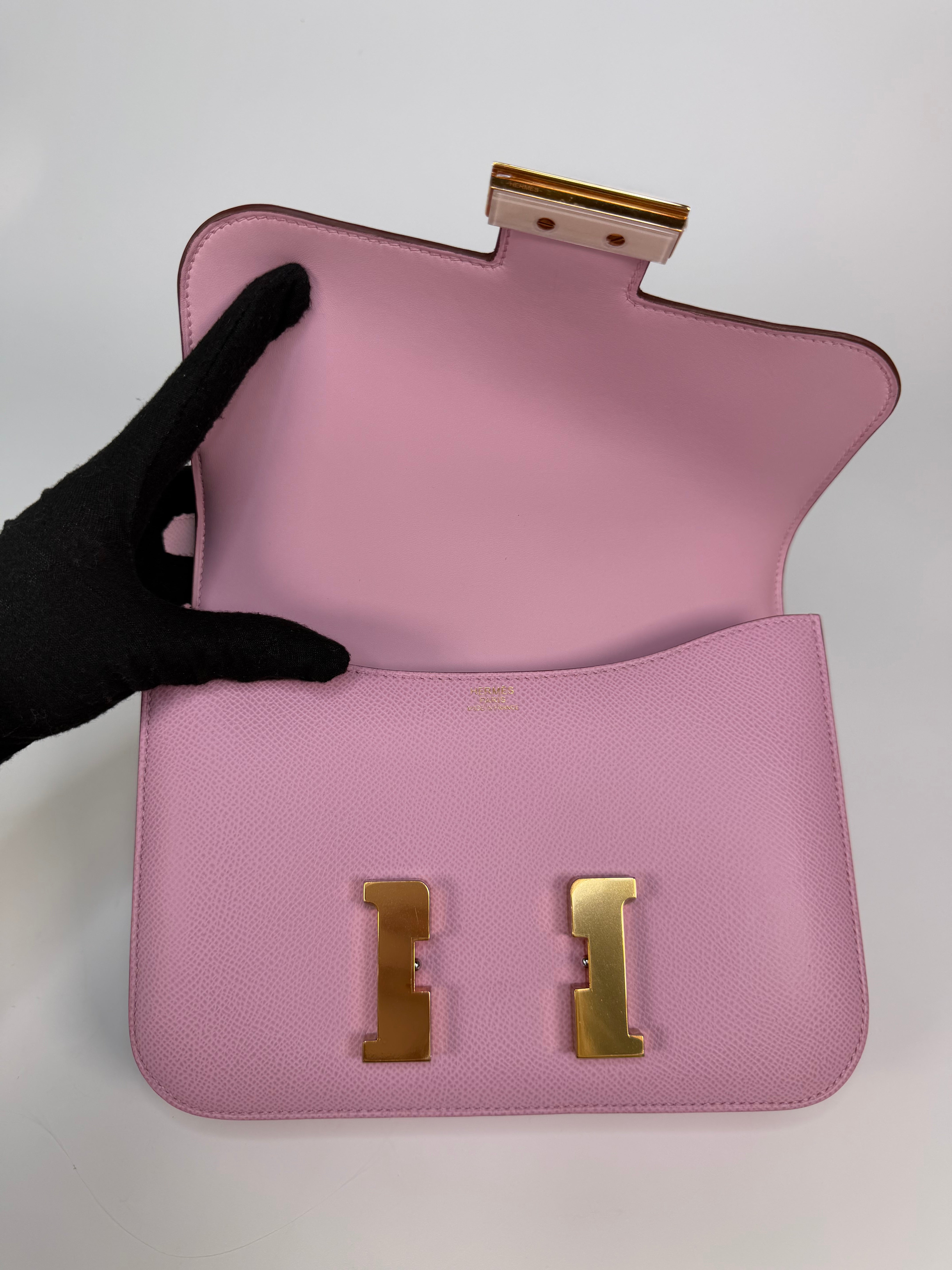 Hermès Constance 22 In Mauve Sylvester Epsom Leather With Rose Gold Hardware. Authentic and preloved in excellent condition. 100% guarantee.