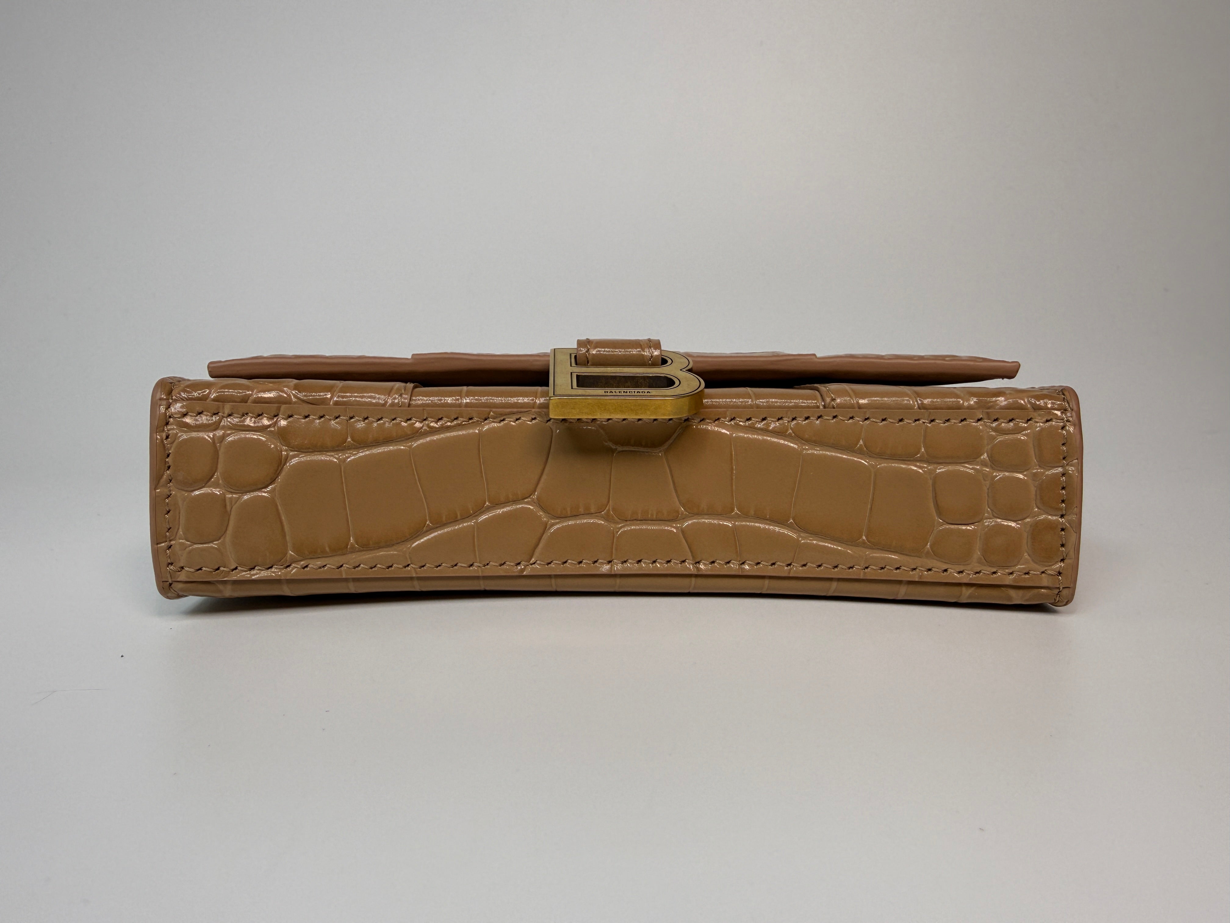 Balenciaga Small Croc Embossed Hourglass Wallet On Chain In Beige Leather With Gold Hardware In Excellent Condition.
Authentic Pre Loved Verified by Luxe Cheshire Trusted Designer resale