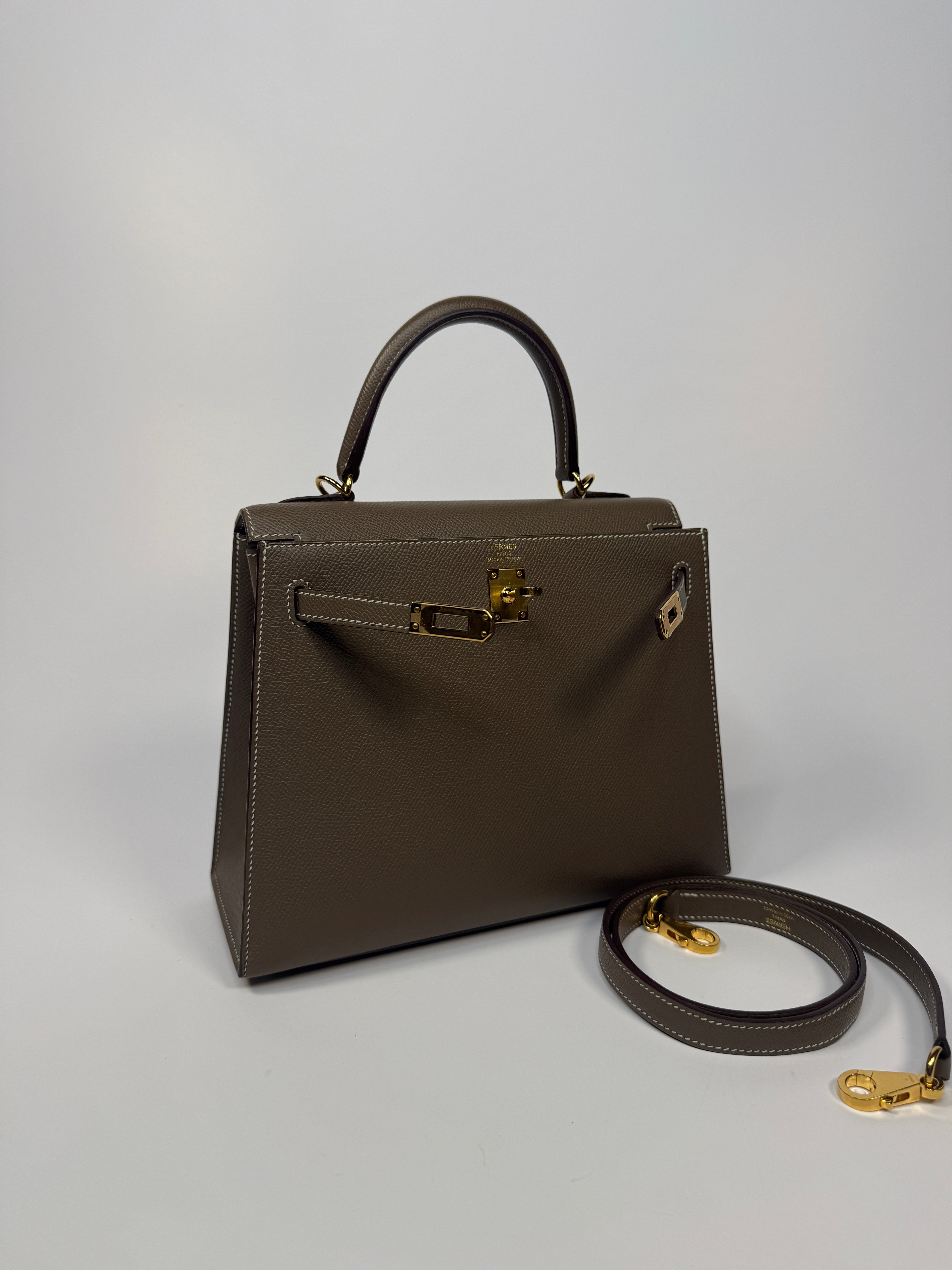 Hermès Kelly 25 Sellier In Etoupe Epsom Leather With Gold Hardware. Excellent authentic prloved condition.