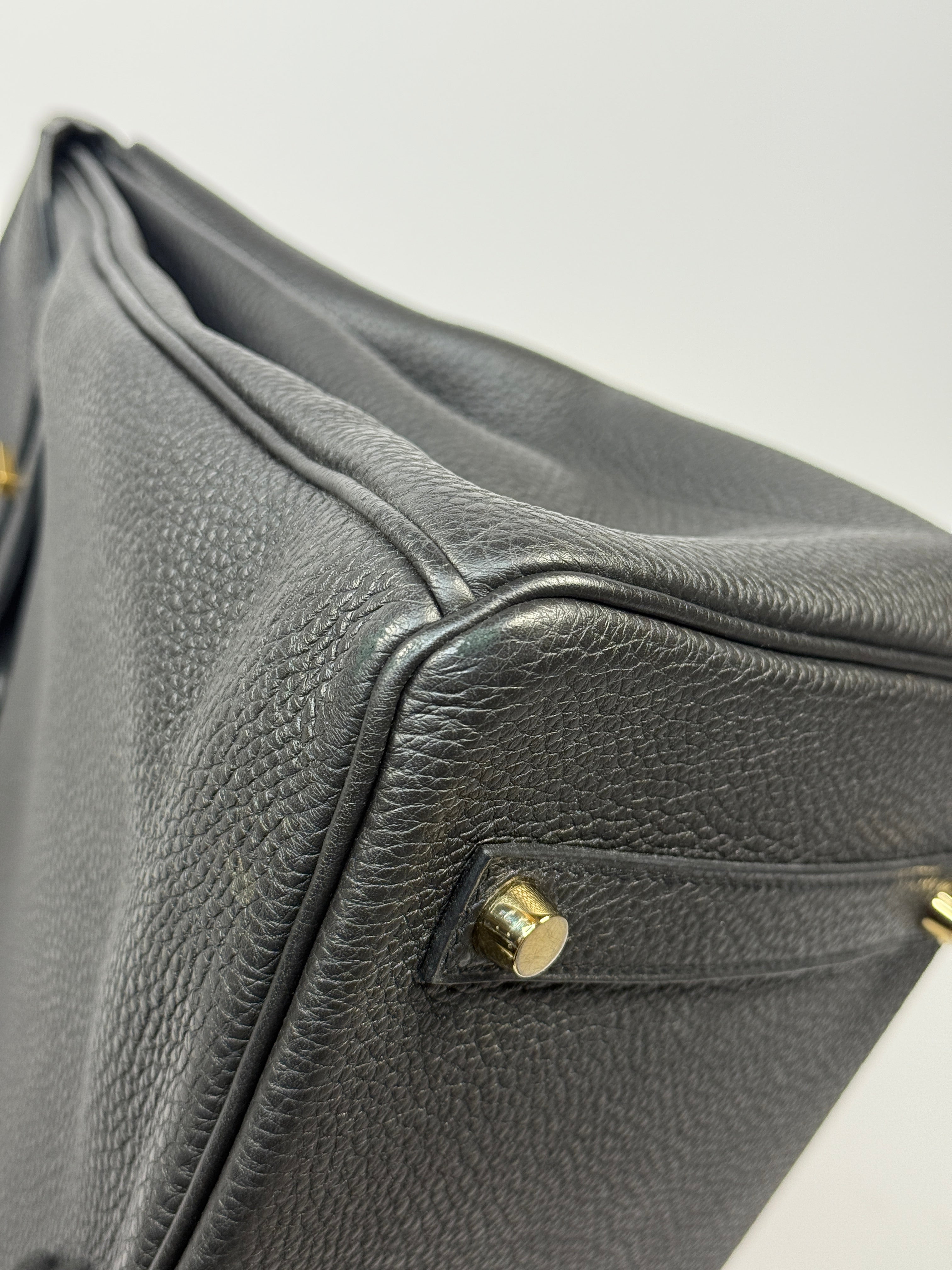 Hermès Birkin 35 Black Togo Leather With Gold Hardware. Excellent condition. Authentic and preloved. 