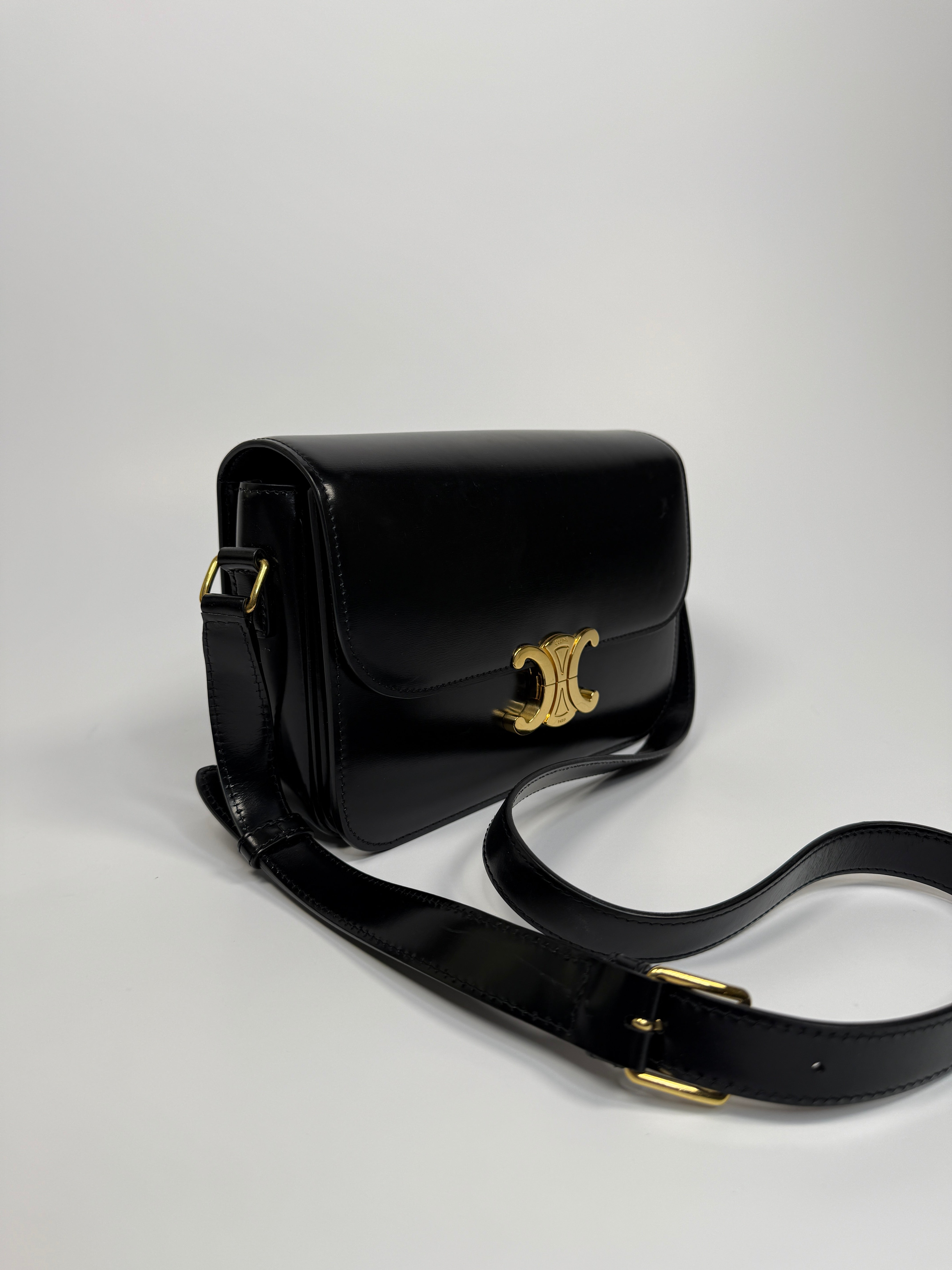 Celine Classique Medium Triomphe Bag In Black Calfskin With Gold Hardware In very good condition. Authentic and pre loved