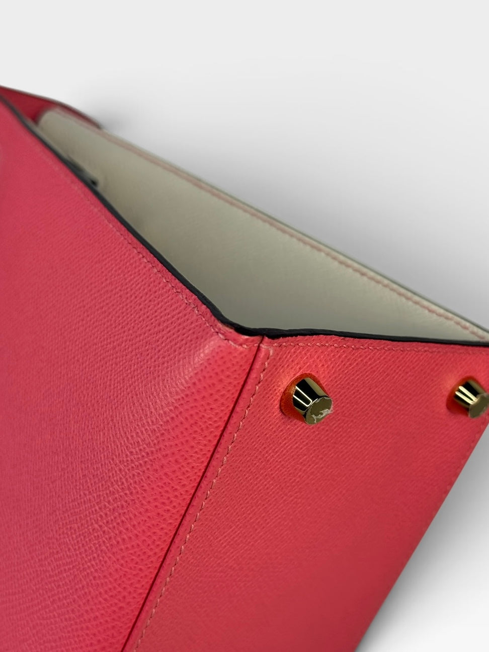 Hermès Kelly 28 In Rose Azalee & Craie Epsom Leather With Gold Hardware. 100% authentic and preloved in excellent condition.