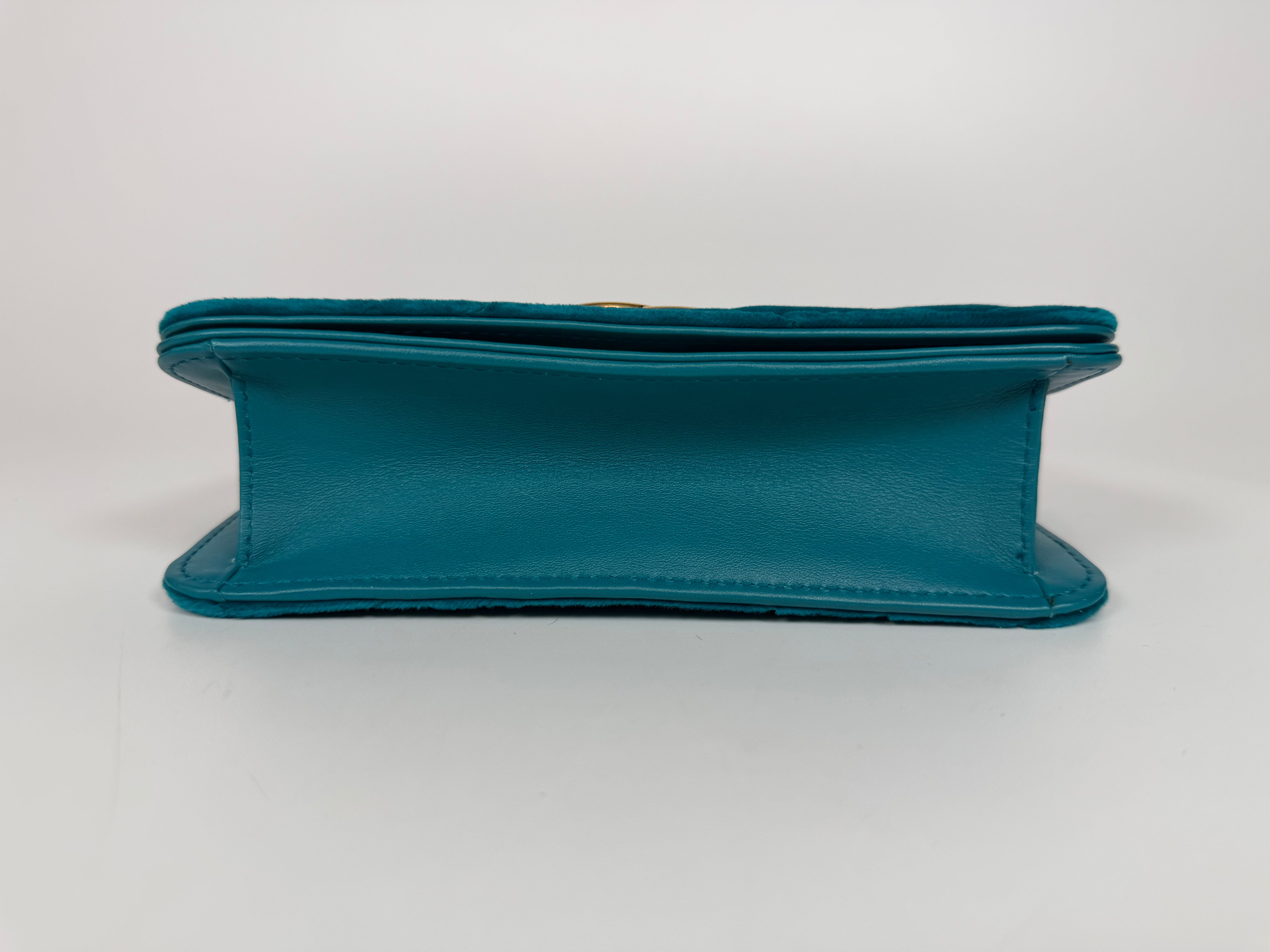 Gucci Wallet On Chain In Turquoise Velvet Excellent condition. Authentic and preloved. Insured next day delivery international shipping. Verified by Luxe Cheshire. 