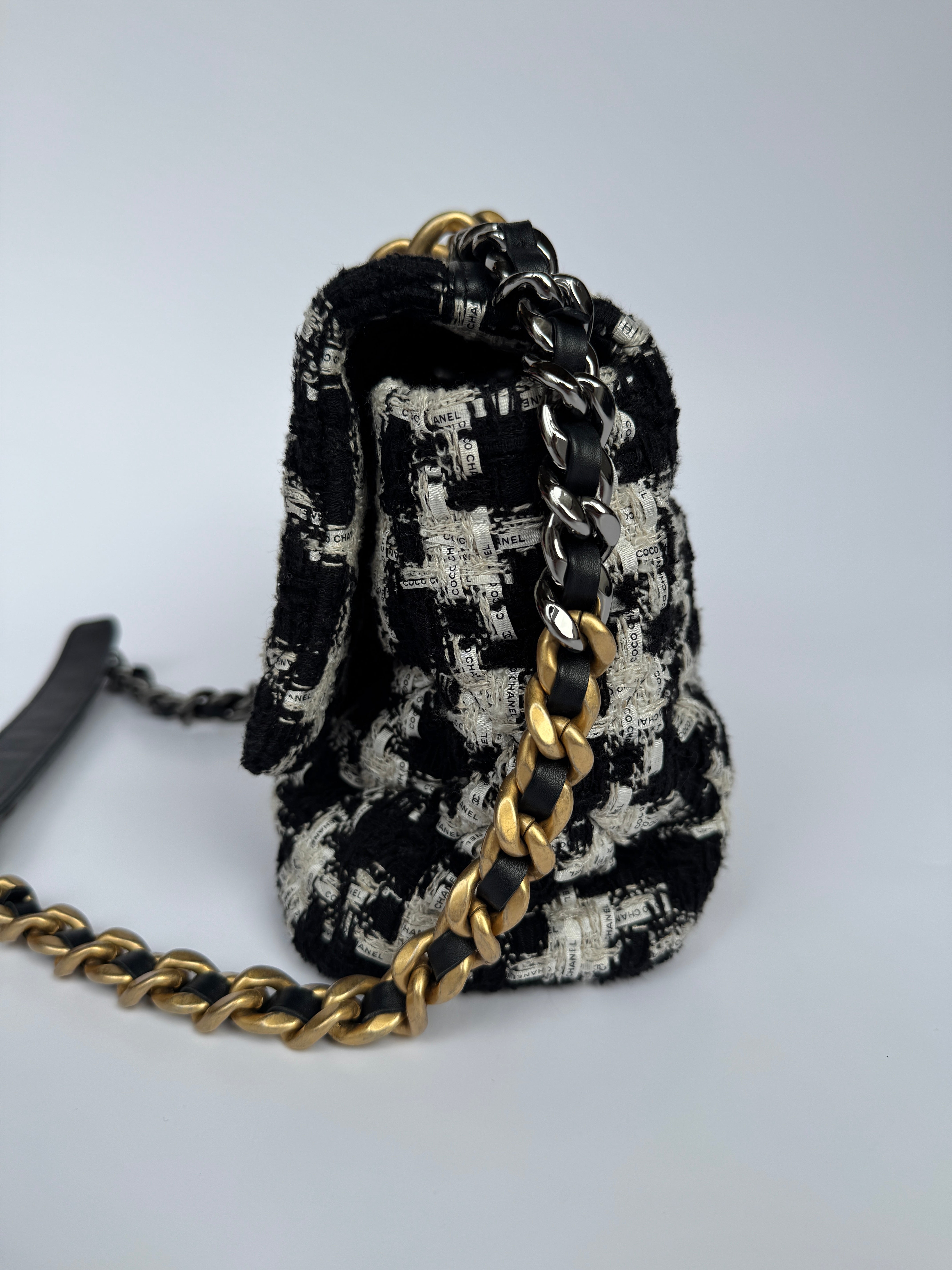 Chanel 19 Large In Houndstooth Tweed
Pre Loved & Authentic 