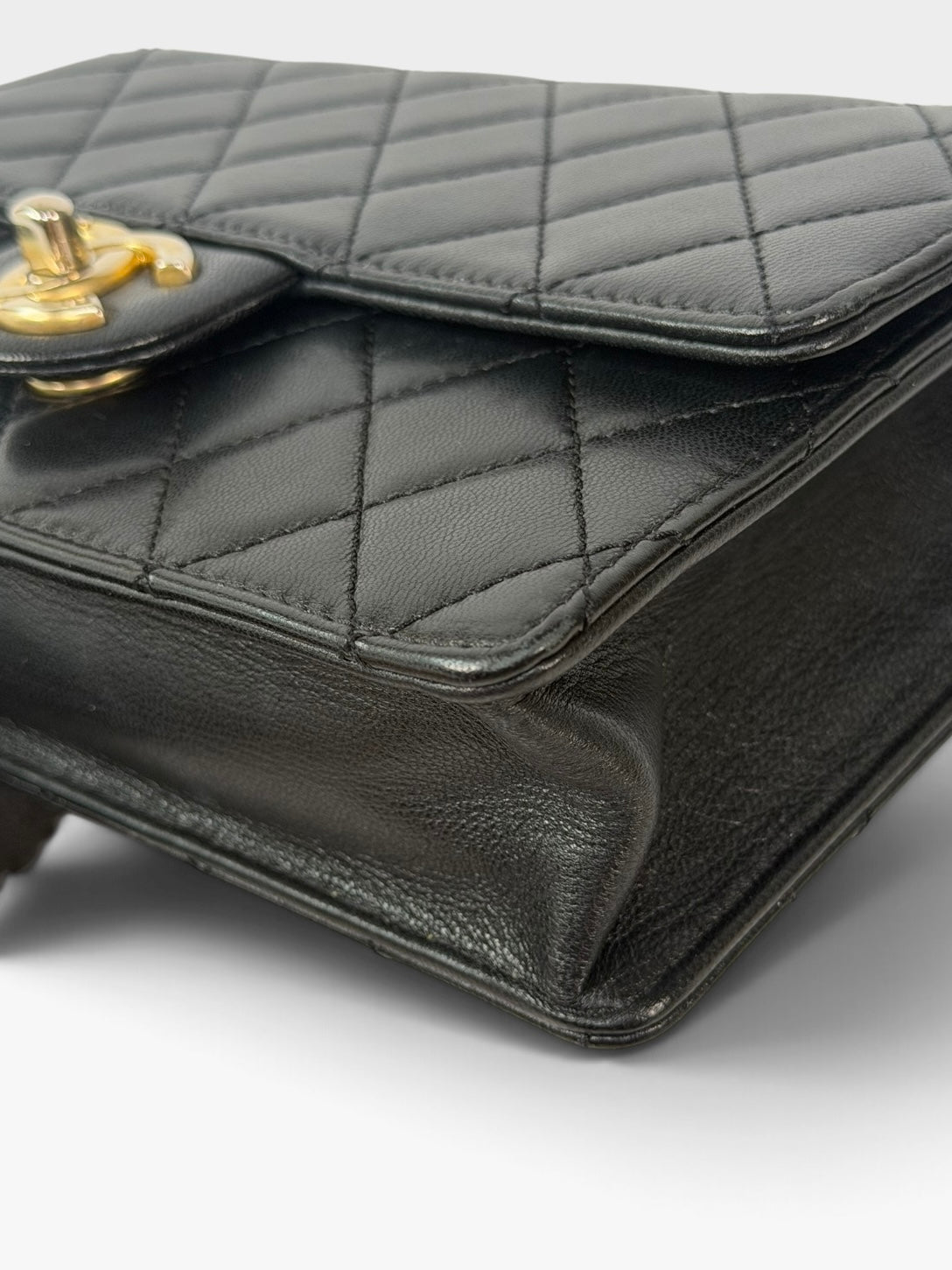 Chanel Chic Pearls Bag In Black Quilted Lambskin With Gold Hardware. 100% authentic and preloved in excellent condition