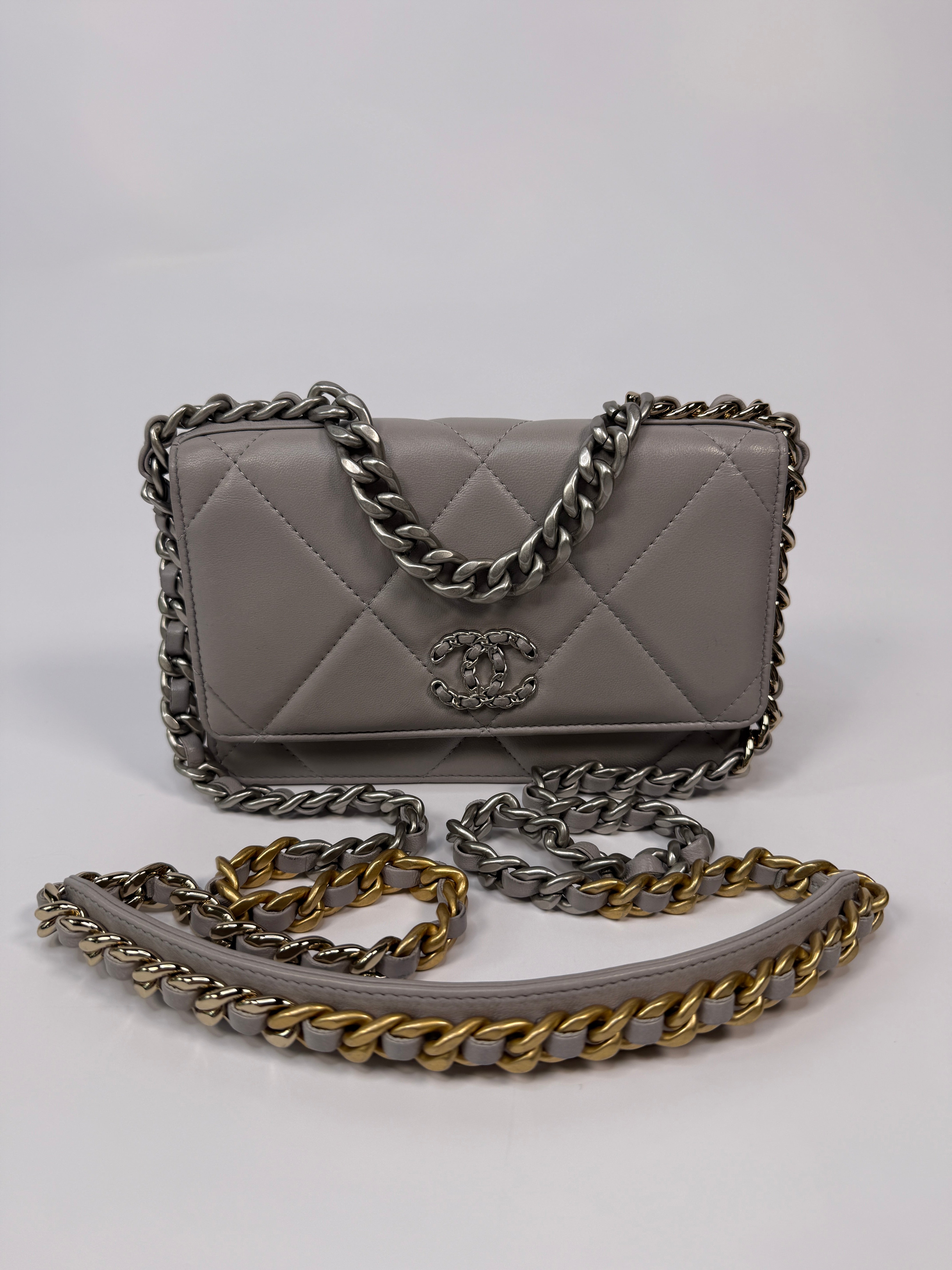 Chanel 19 Wallet On Chain
Pre Loved & Authentic 