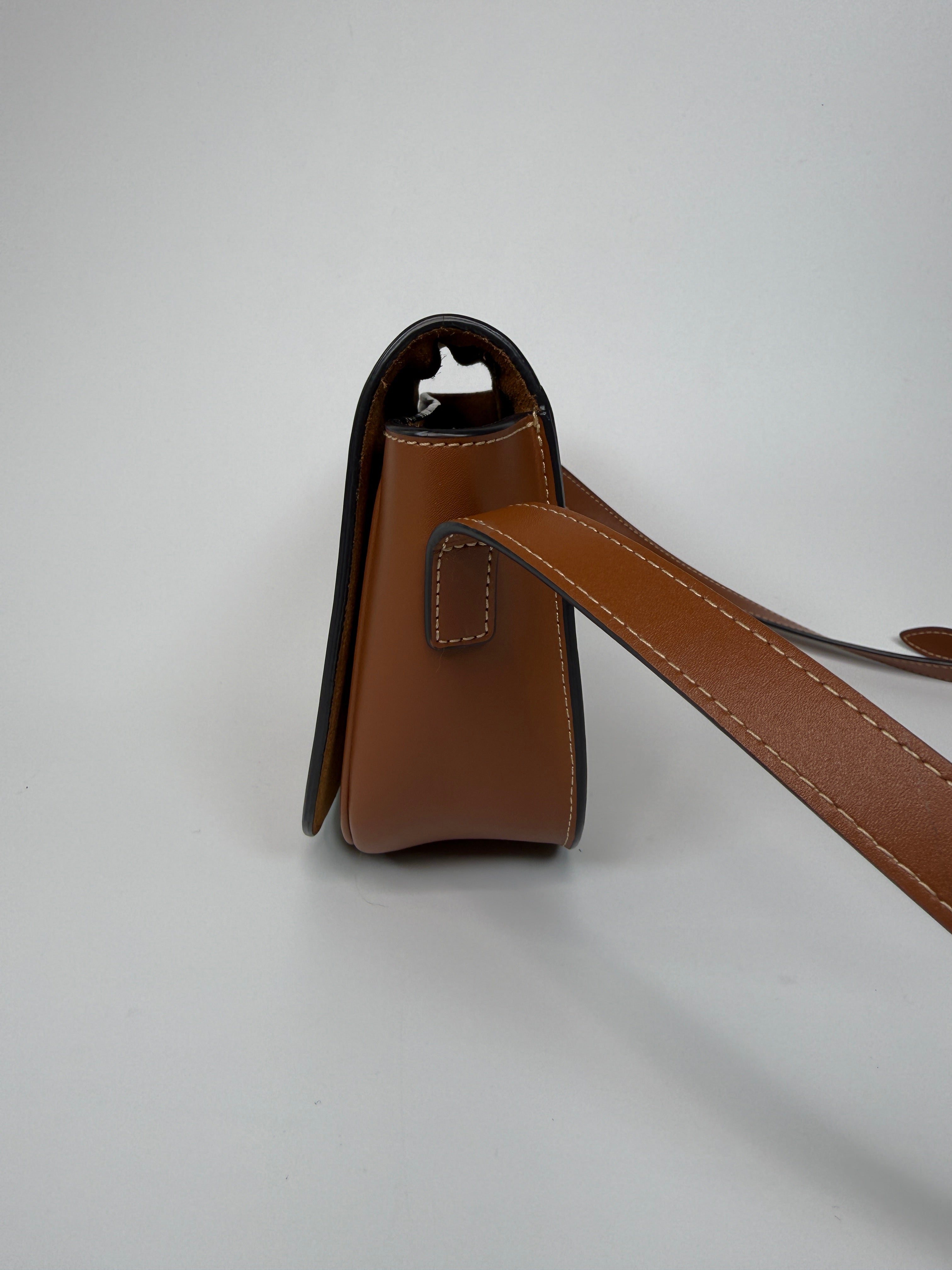 Celine Folco Cuir Triomphe Tan Leather Crossbody Bag
Authentic Pre Loved Verified by Luxe Cheshire Trusted Designer resale 