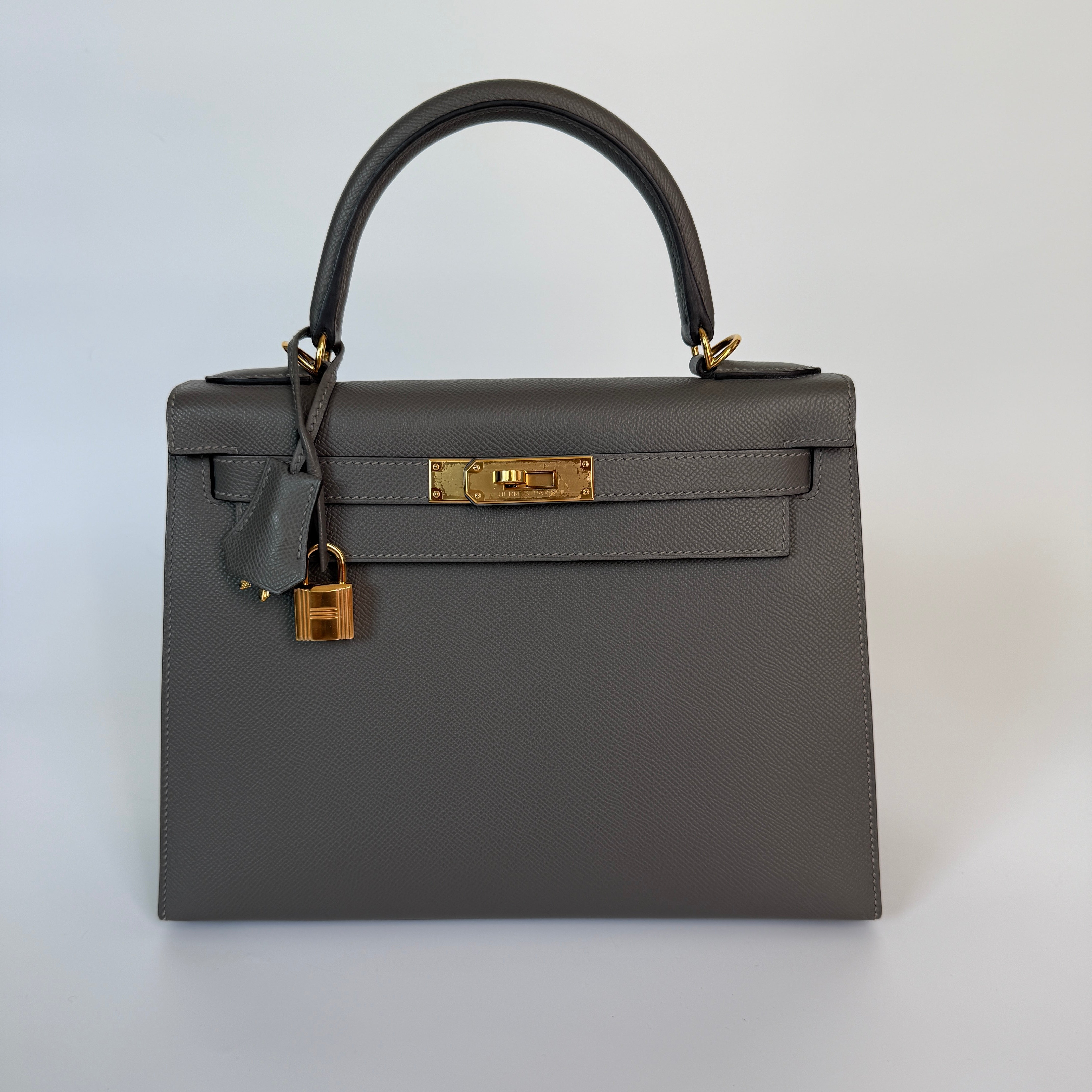 Hermès Kelly 28 Sellier Vert Meyer Epsom Calfskin Leather With Gold hardware Verified by Luxe Cheshire. Trusted designer resale.
