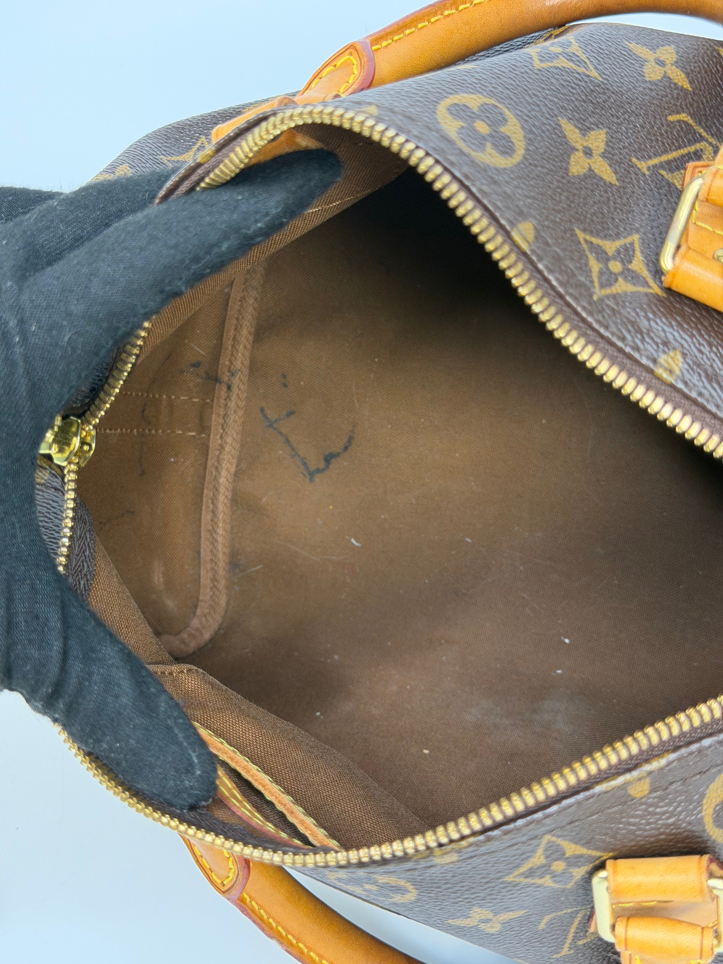 Louis Vuitton Bandoulière Speedy 30 In Monogram With Gold Hardware. Authentic and preloved in very good condition.