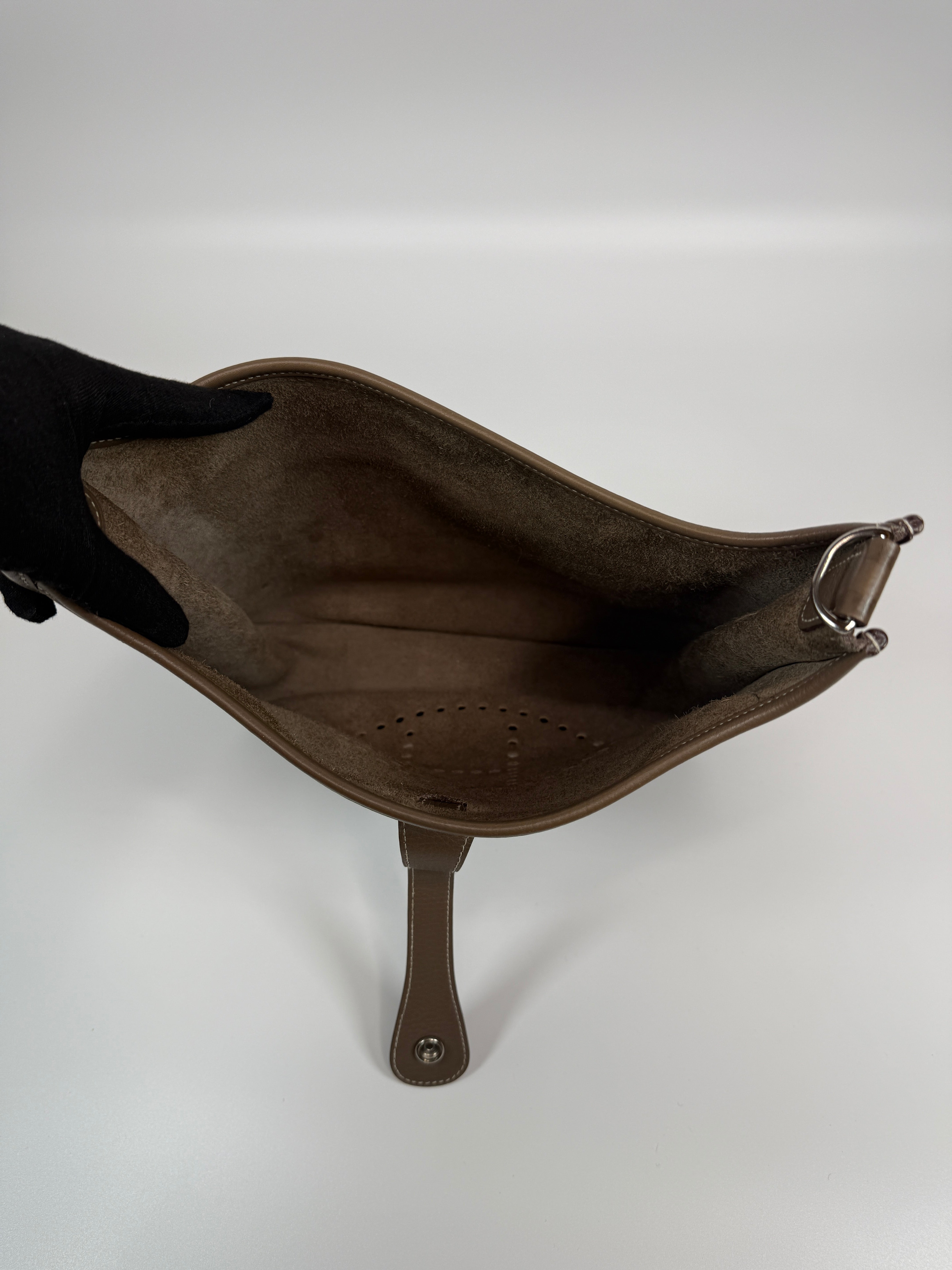 Hermès Evelyne 32 In Etoupe Clemence Leather With Palladium hardware Authentic and pre loved in Very Good condition 