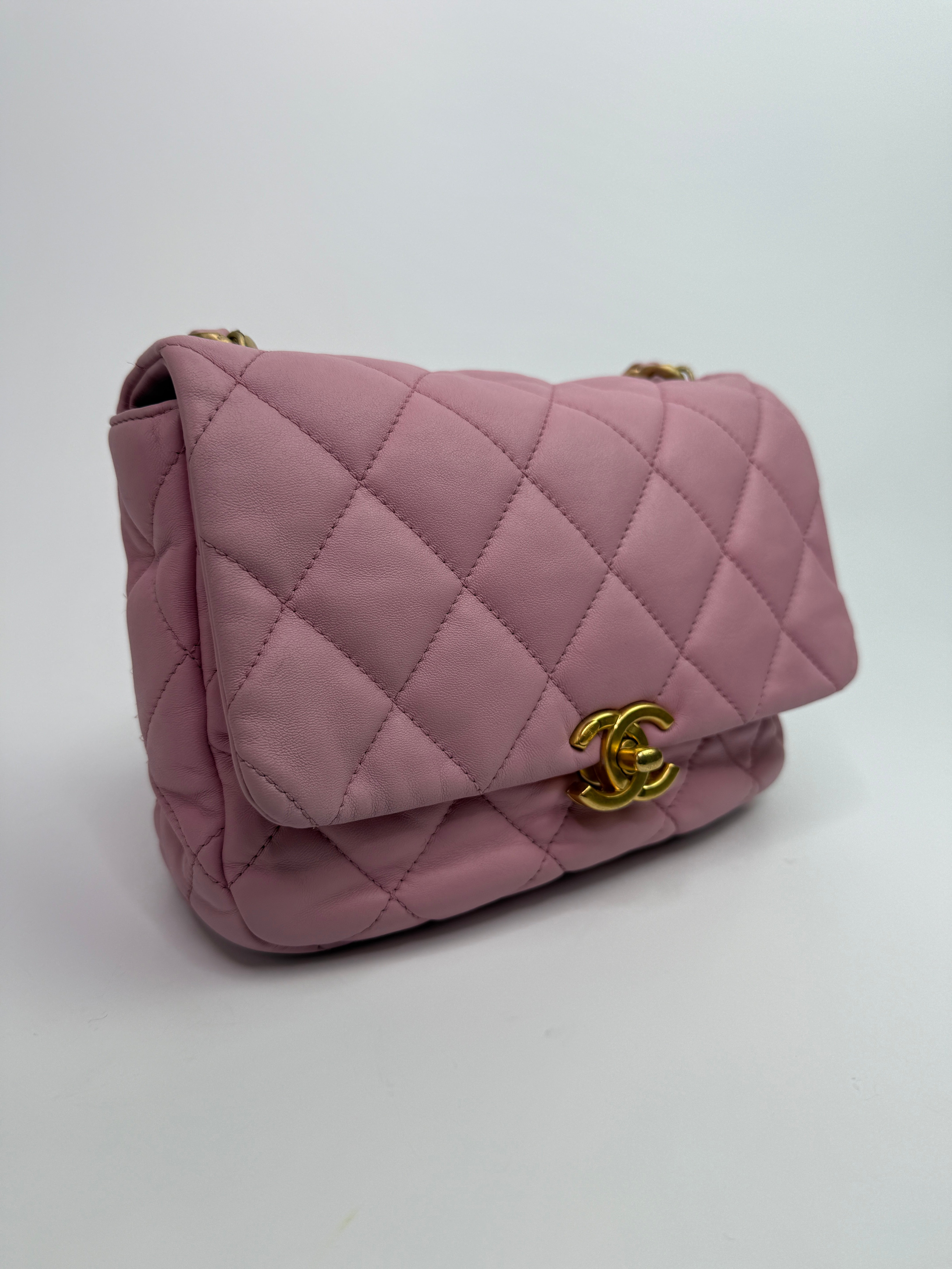 Chanel Pink Lacquered Flap Bag With Gold Hardware
Pre Loved & Authentic 