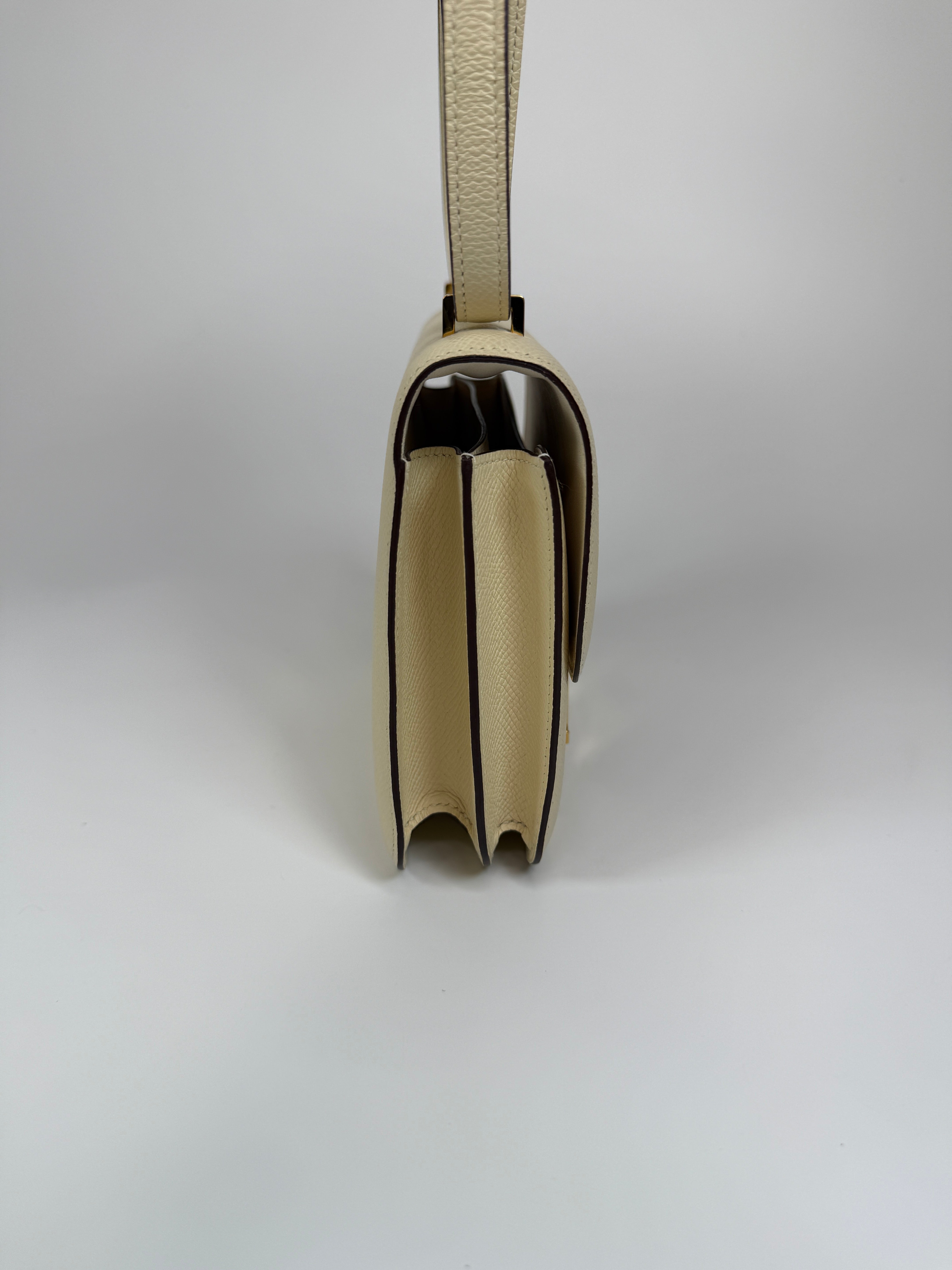 Hermès Constance 18 In Nata Epsom Leather With Gold Hardware. Authentic and preloved in excellent condition. 100% Authenticity guarantee 