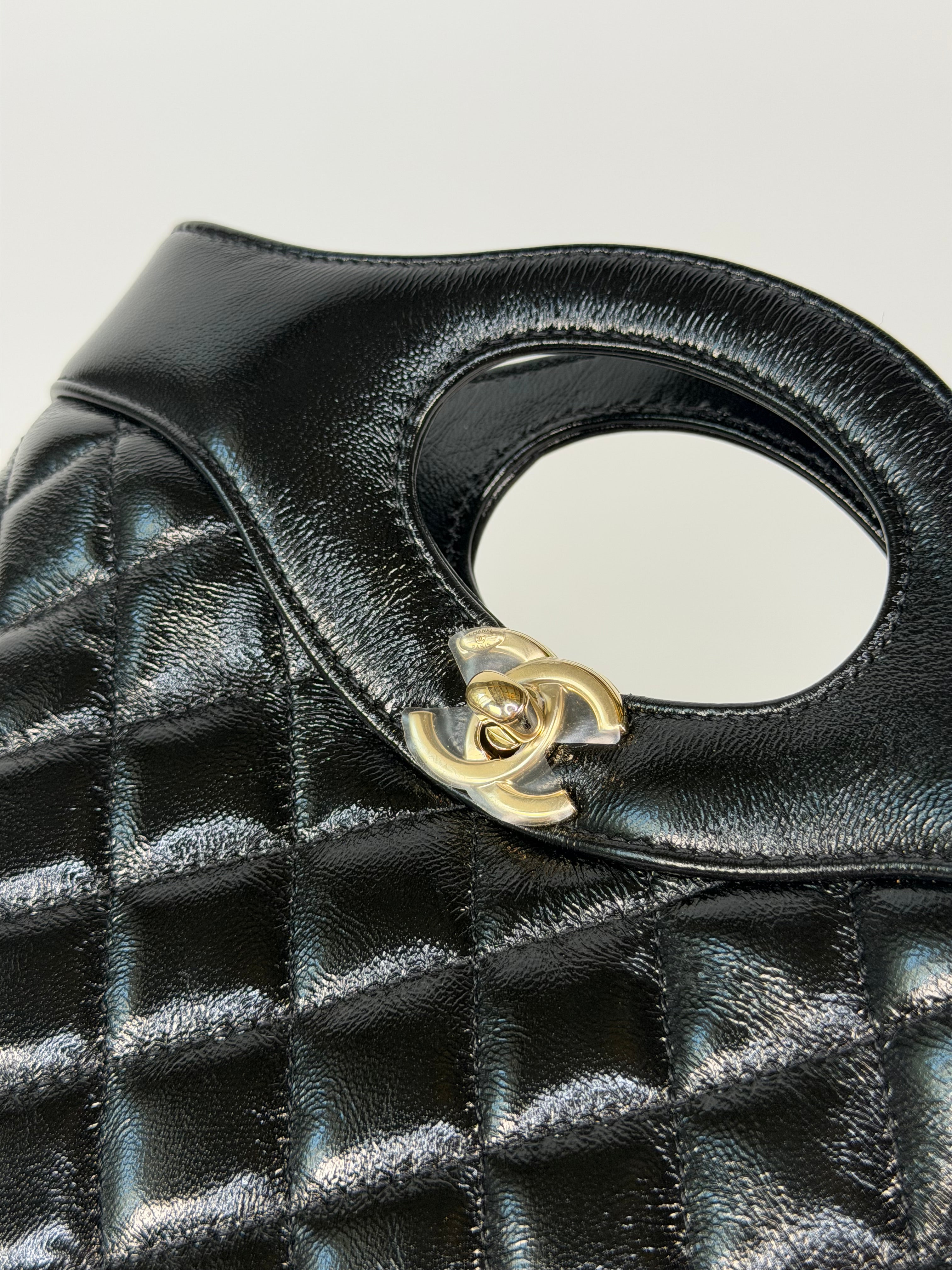 Chanel 31 Small In Black Calfskin Leather With Pale Gold Hardware
Excellent Condition, verified by Luxe Cheshire. Authentic and preloved