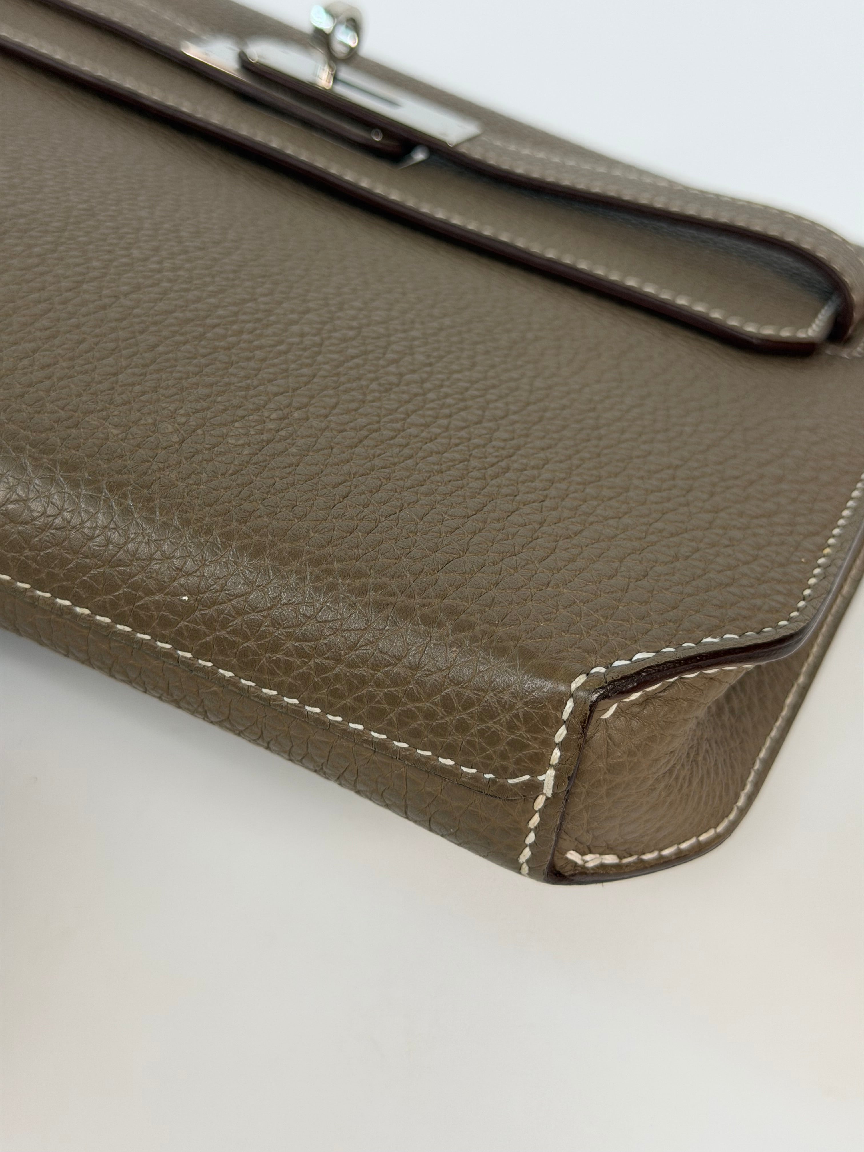 Hermès Depeches 25 In Etoupe Togo Leather With Palladium Hardware in excellent condition 100% authentic and preloved
