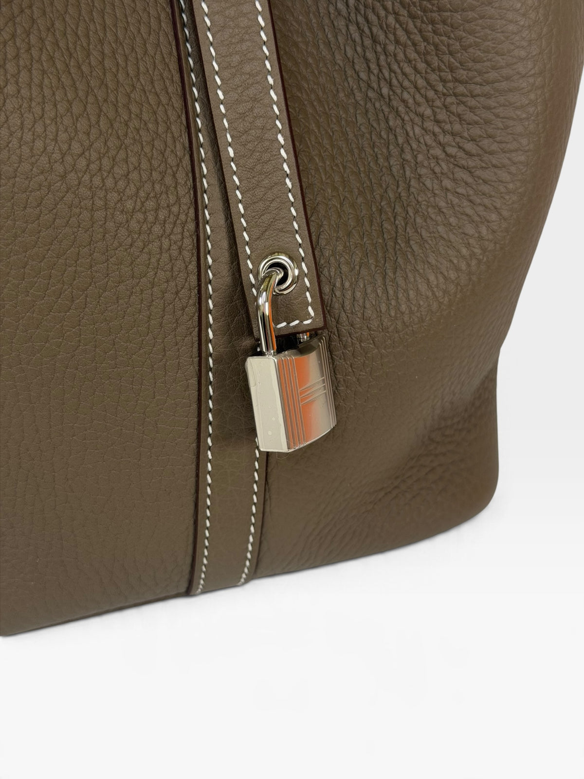 Hermès Picotin 22 In Etoupe Clemence Leather With Palladium Hardware. Authentic and preloved in new and unused condition. 100% guarantee